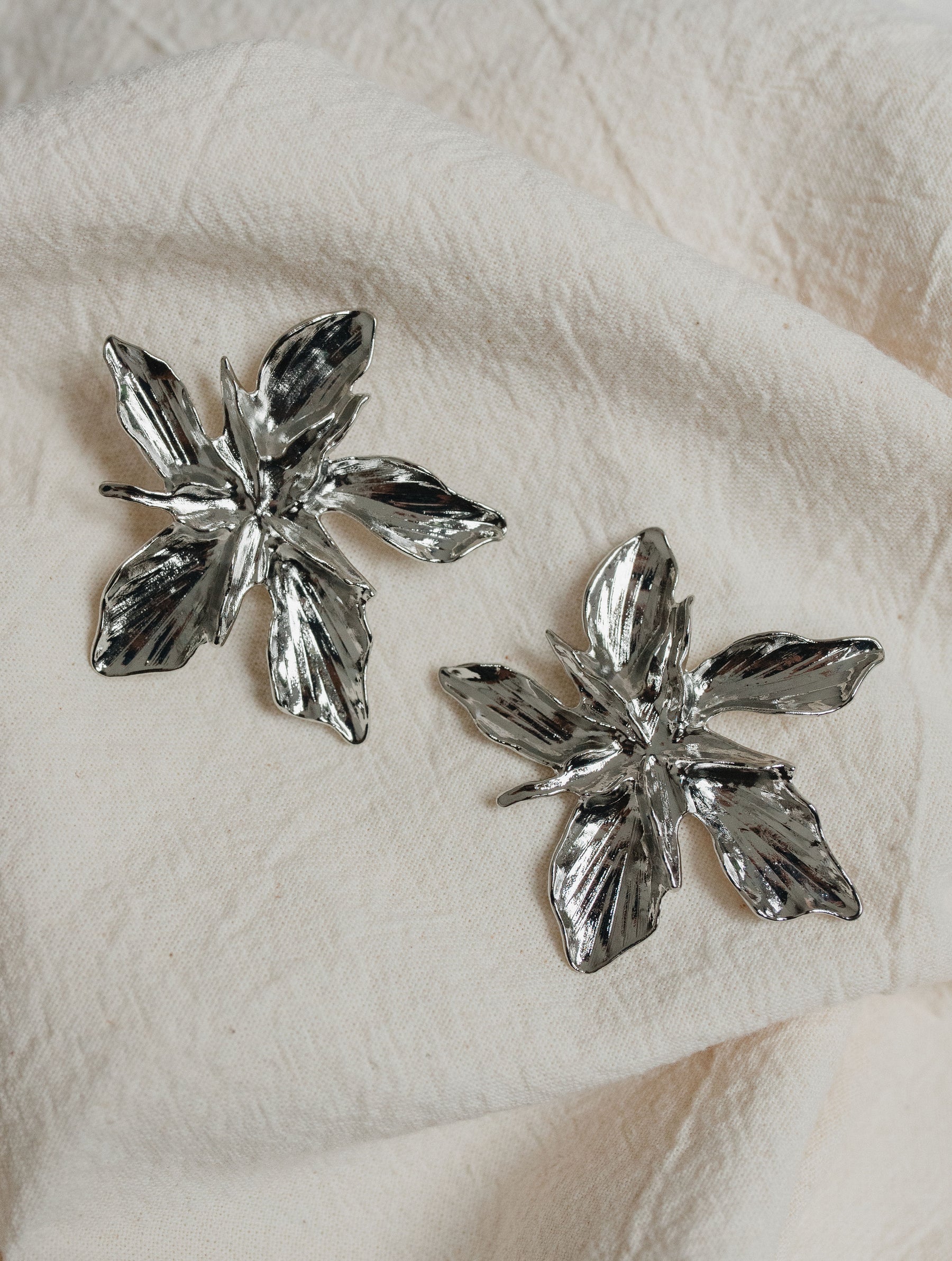 Aretes Estrella Floral Plateada J65