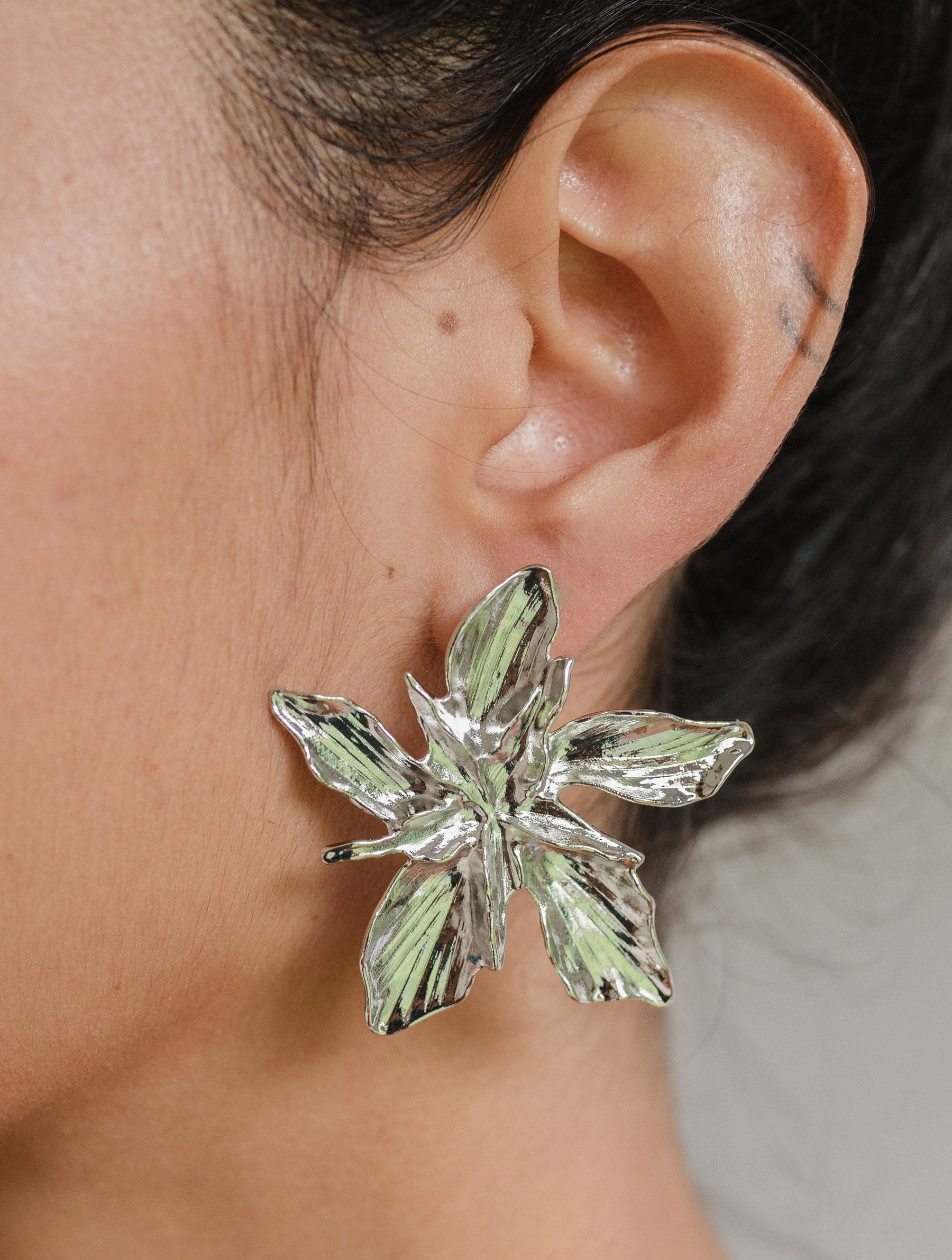 Aretes Estrella Floral Plateada J65