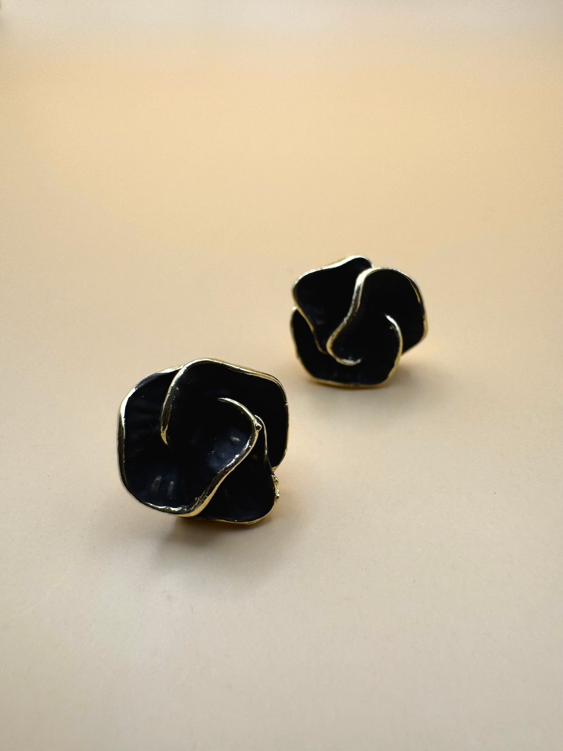 Aretes Flor Pequeña Negra Dorada M12