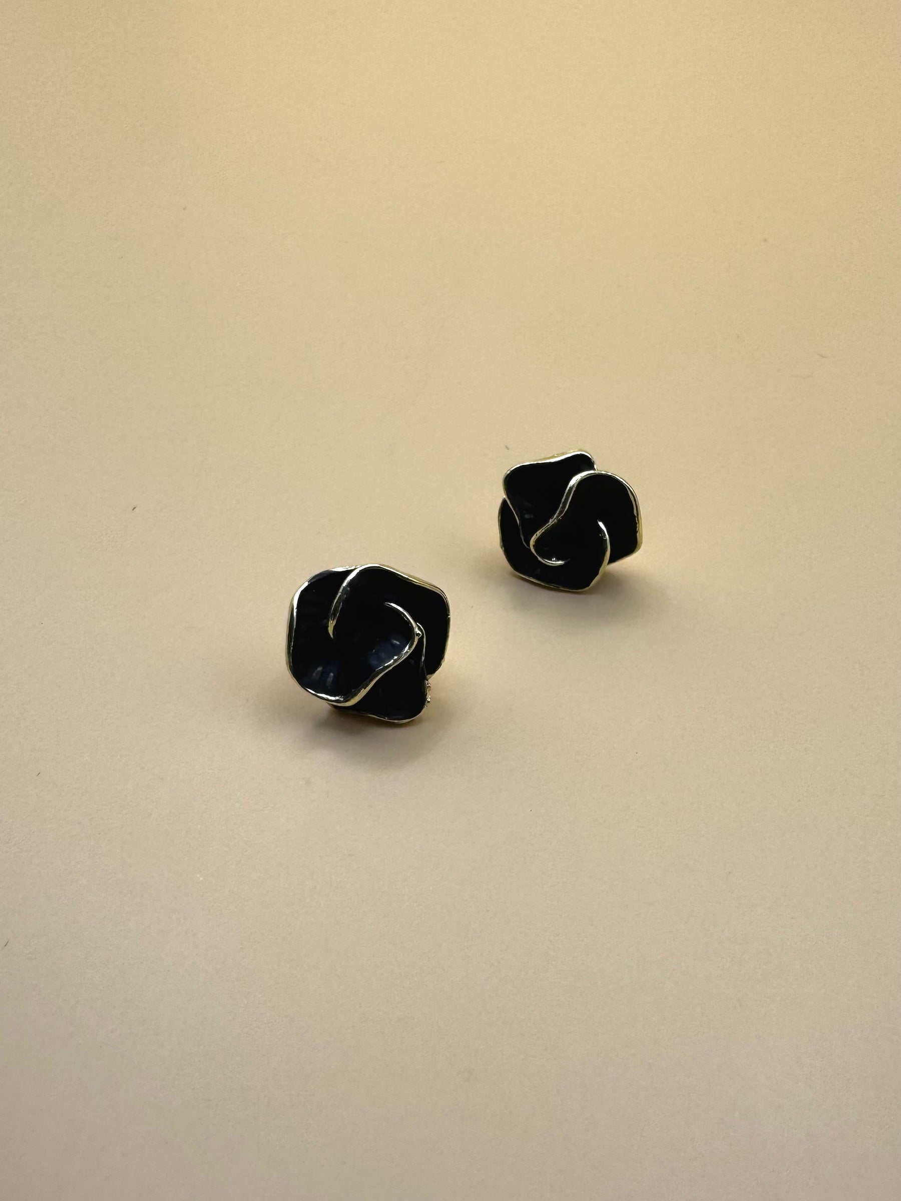 Aretes Flor Pequeña Negra Dorada M12