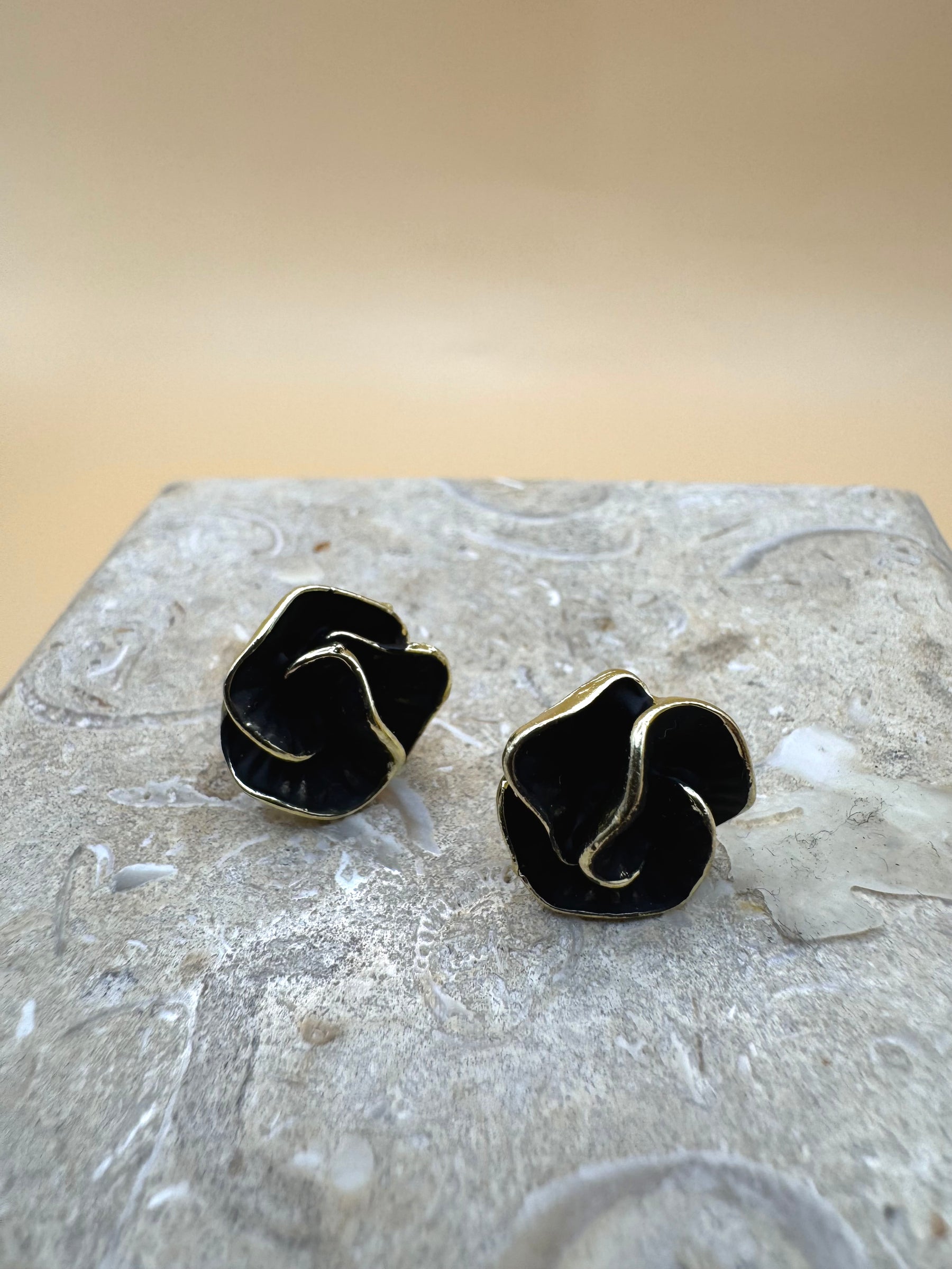 Aretes Flor Pequeña Negra Dorada M12