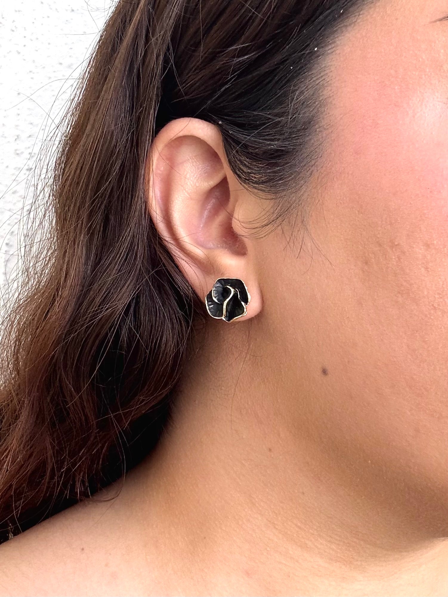 Aretes Flor Pequeña Negra Dorada M12