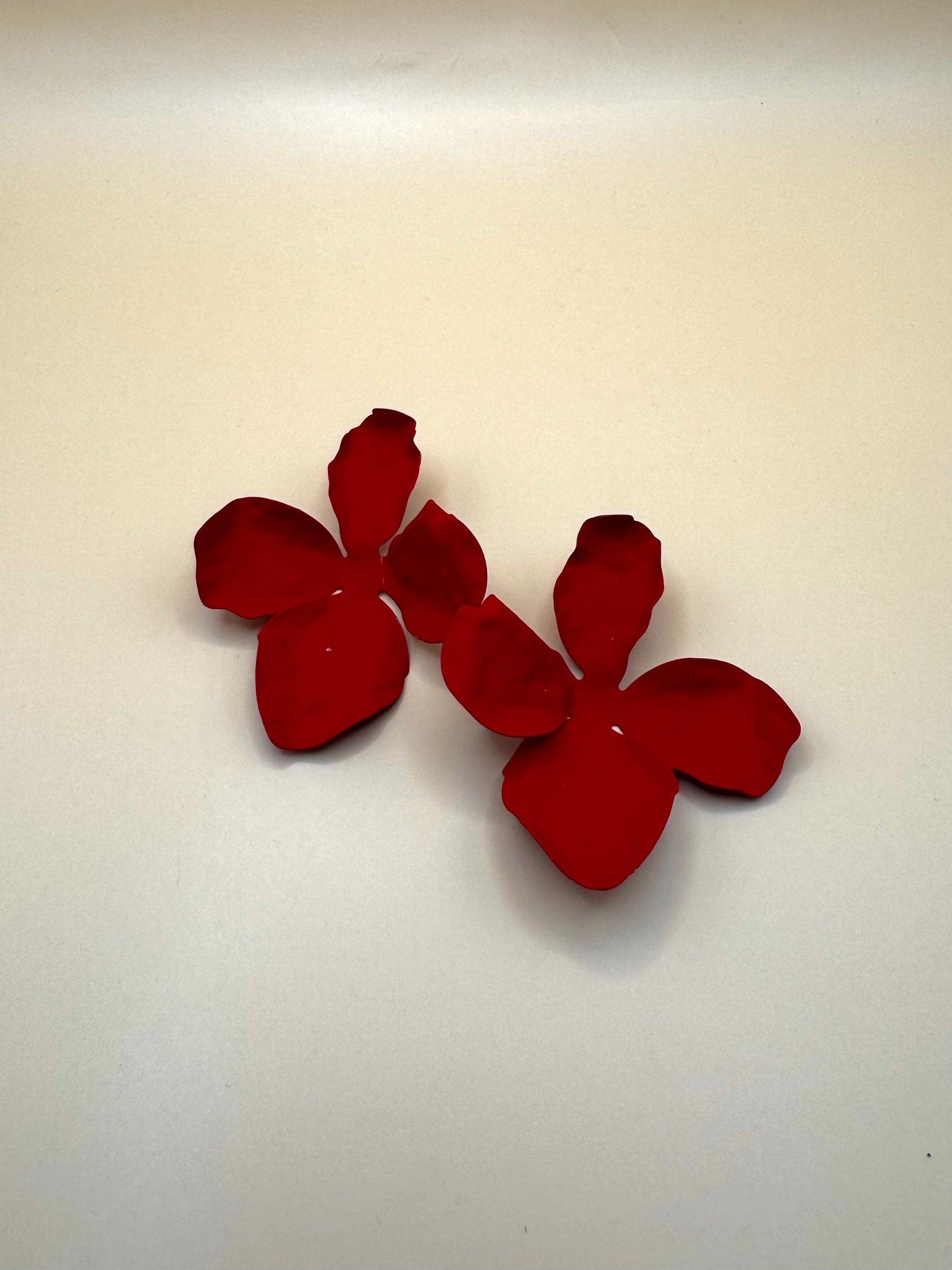Aretes Flor Roja Mate Grande M1