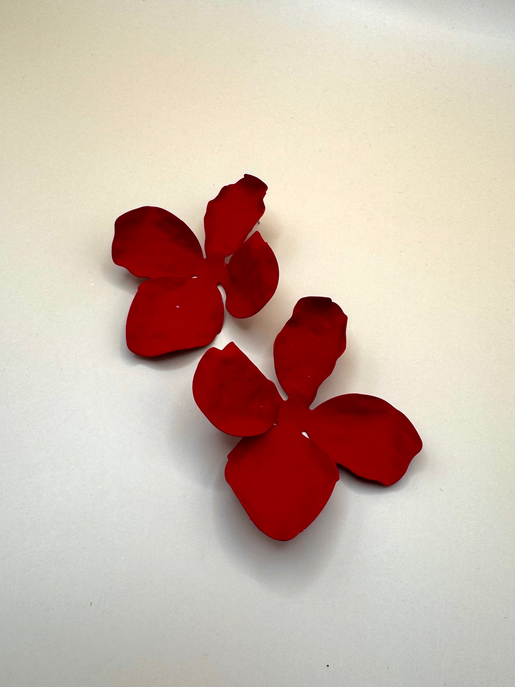 Aretes Flor Roja Mate Grande M1