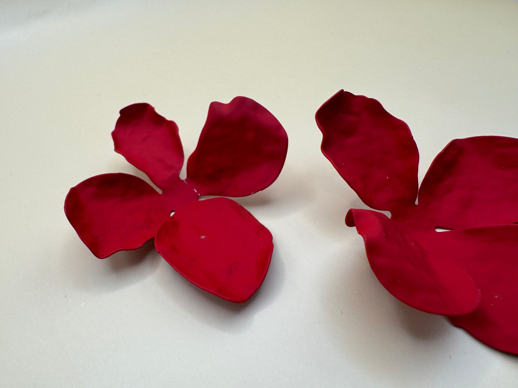 Aretes Flor Roja Mate Grande M1