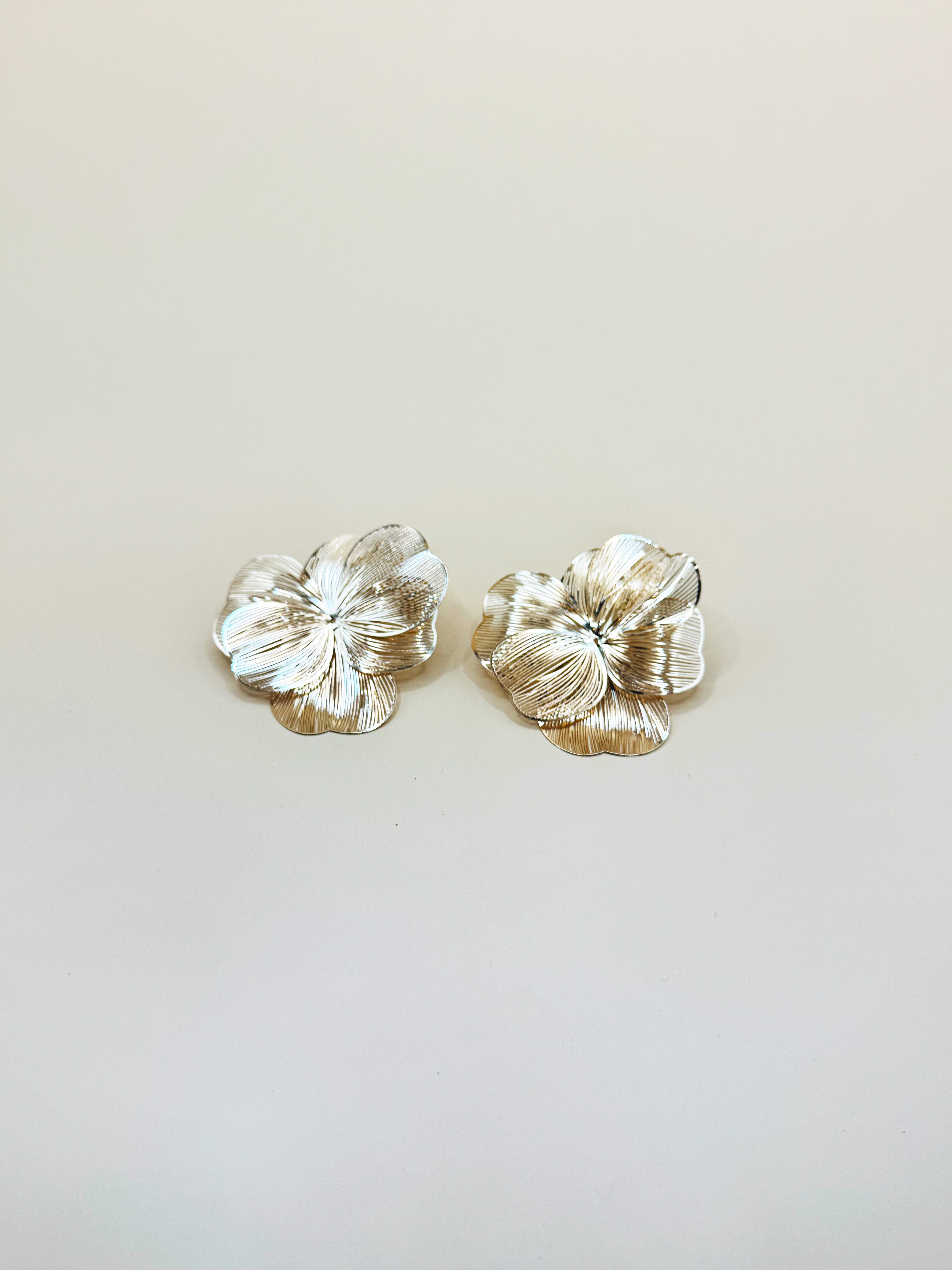 Aretes Flores Tipo Papel Doradas N138