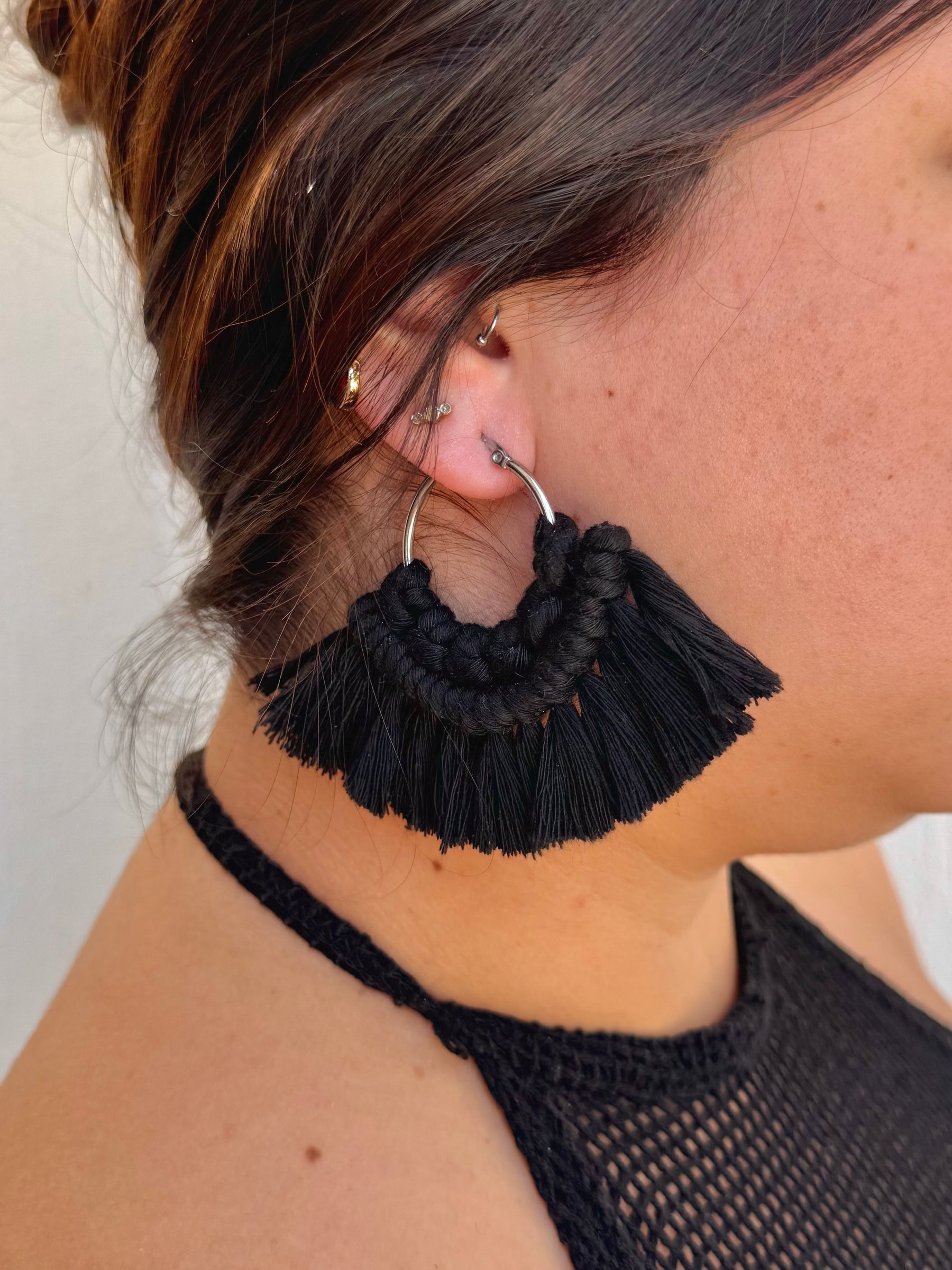 Aretes Macramé Media Luna Negro