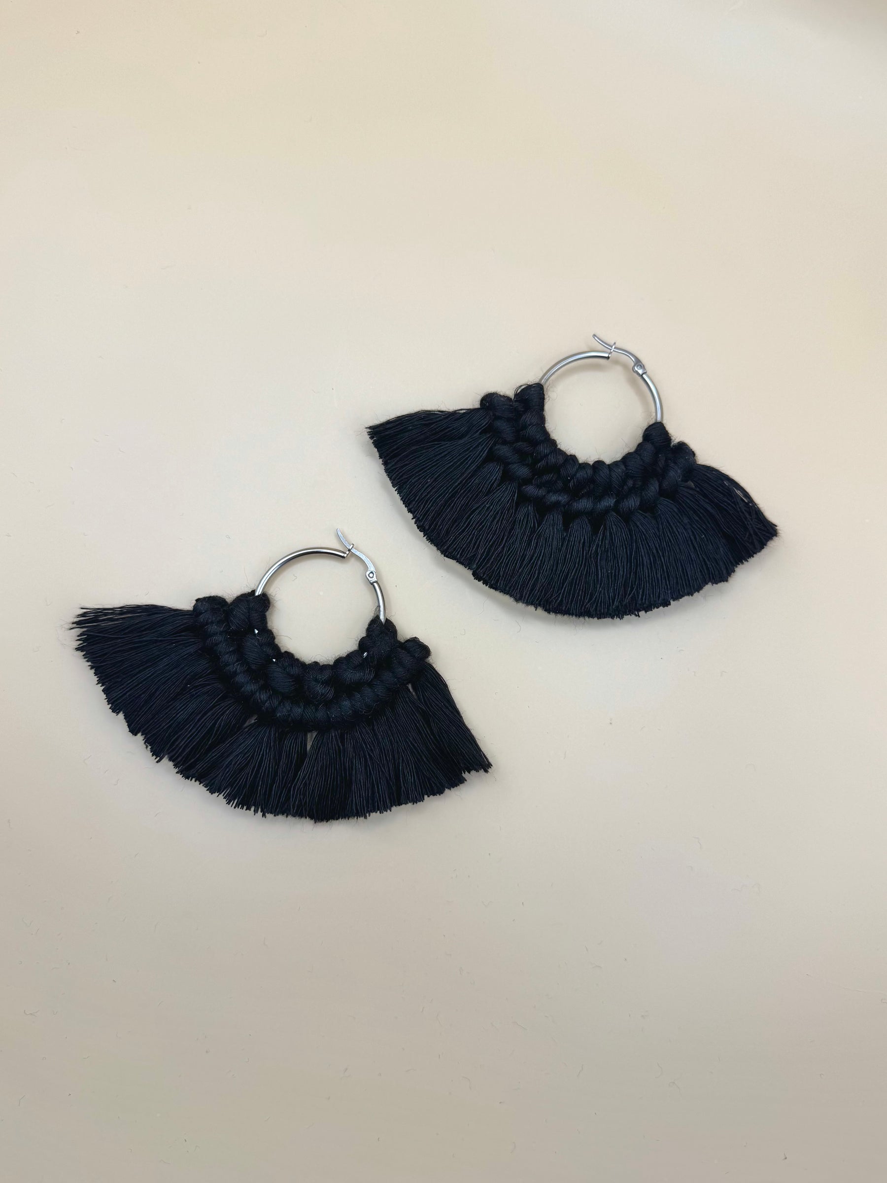 Aretes Macramé Media Luna Negro