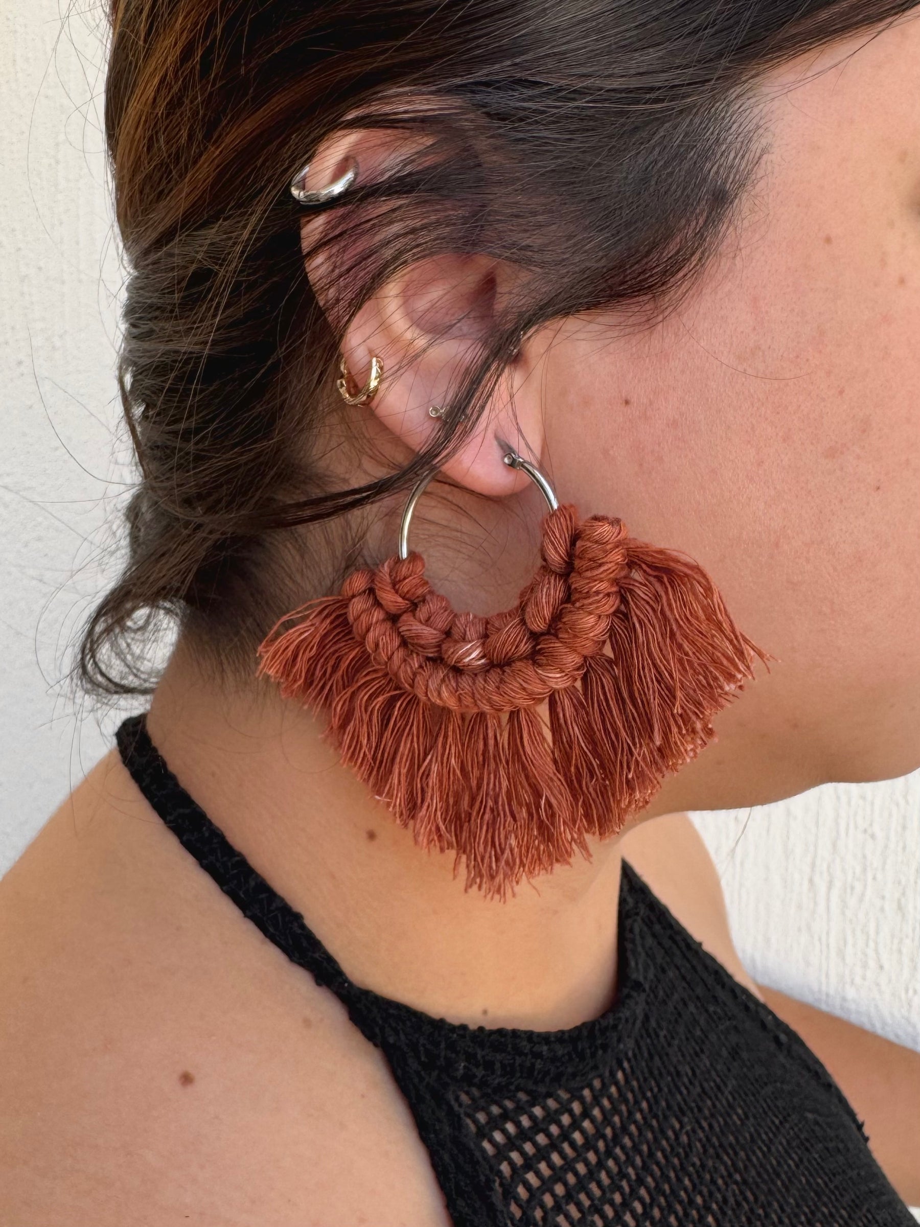 Aretes Macramé Triángulo Canela
