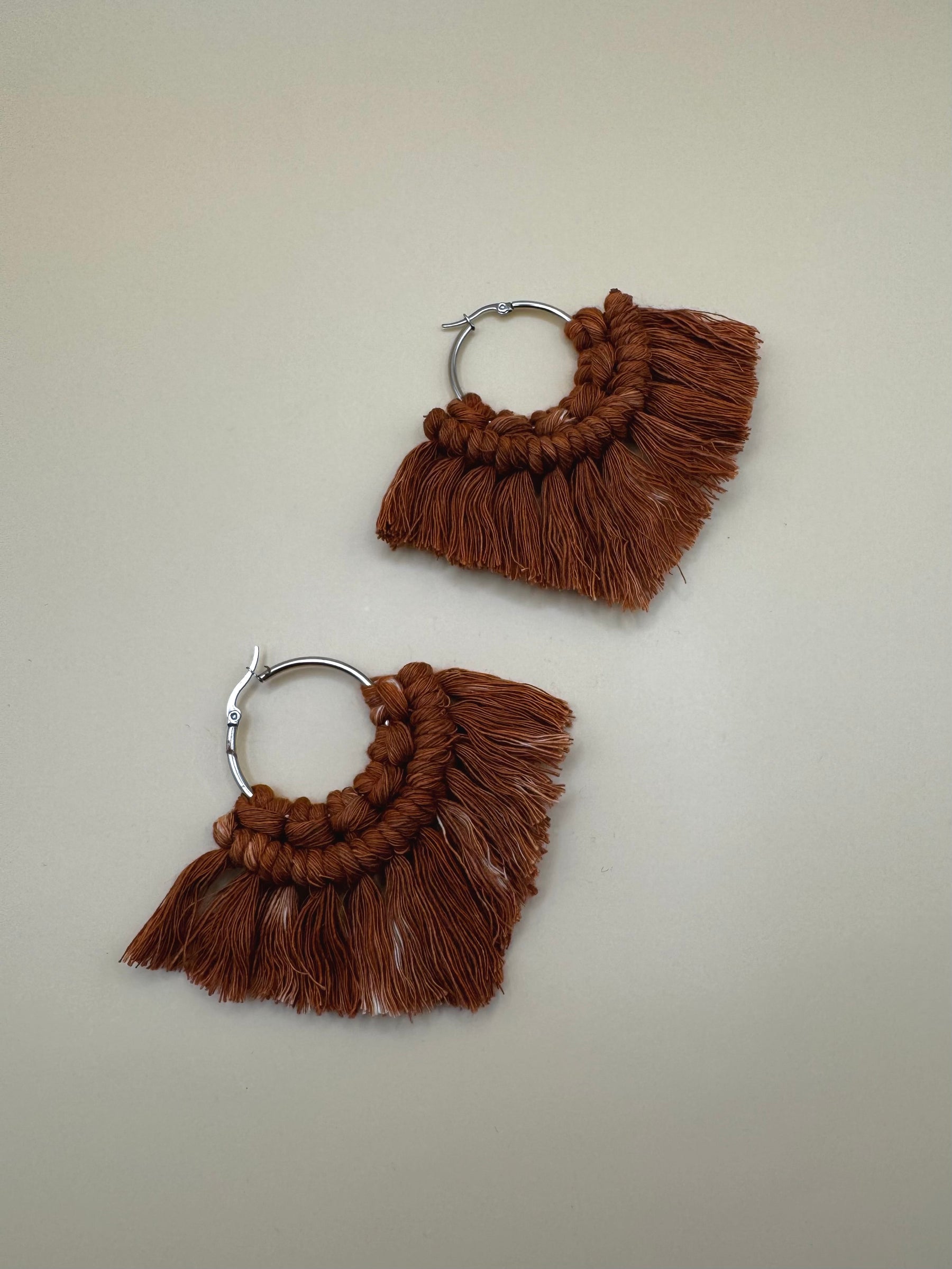 Aretes Macramé Triángulo Canela