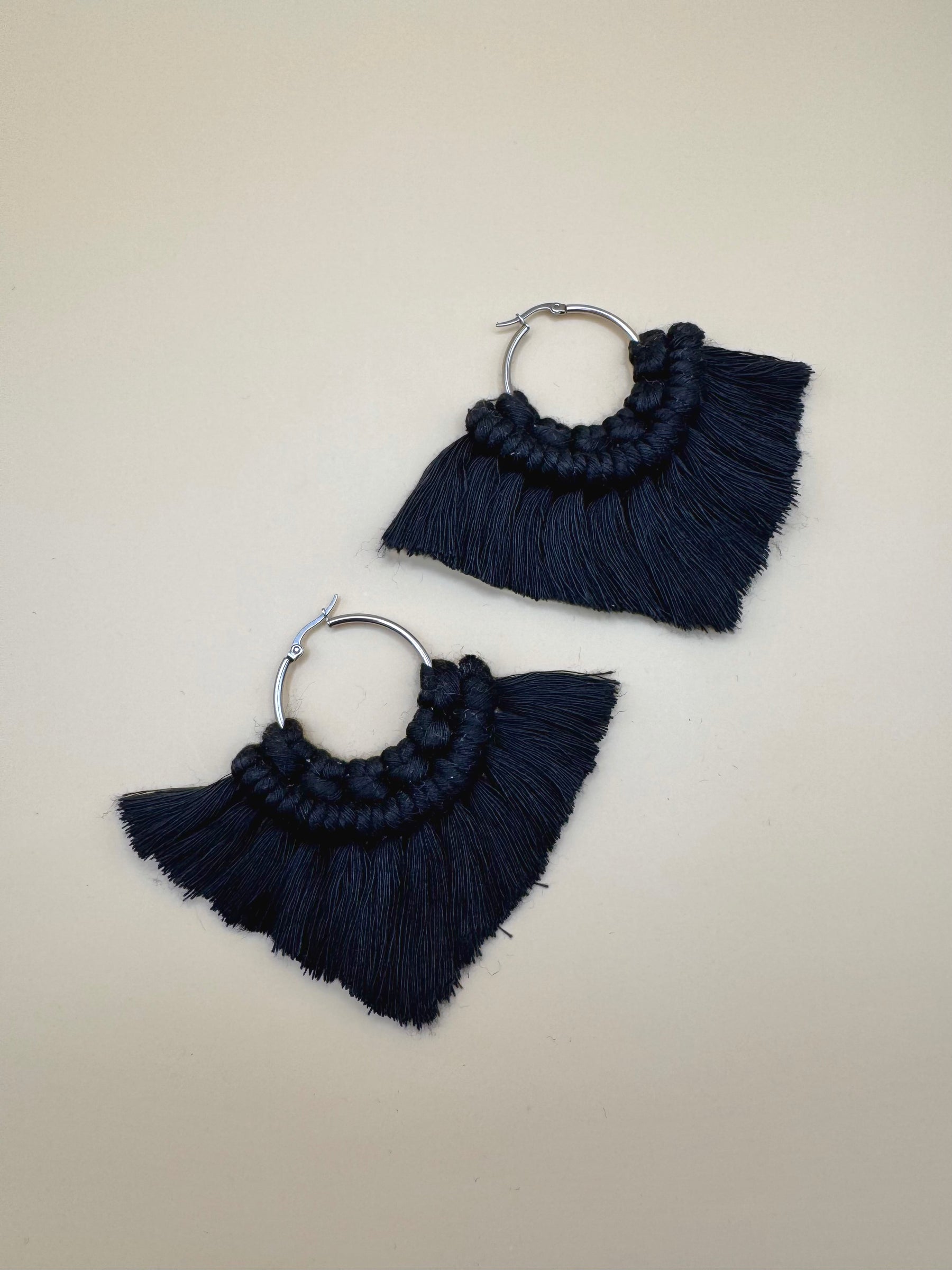 Aretes Macramé Triángulo Negro