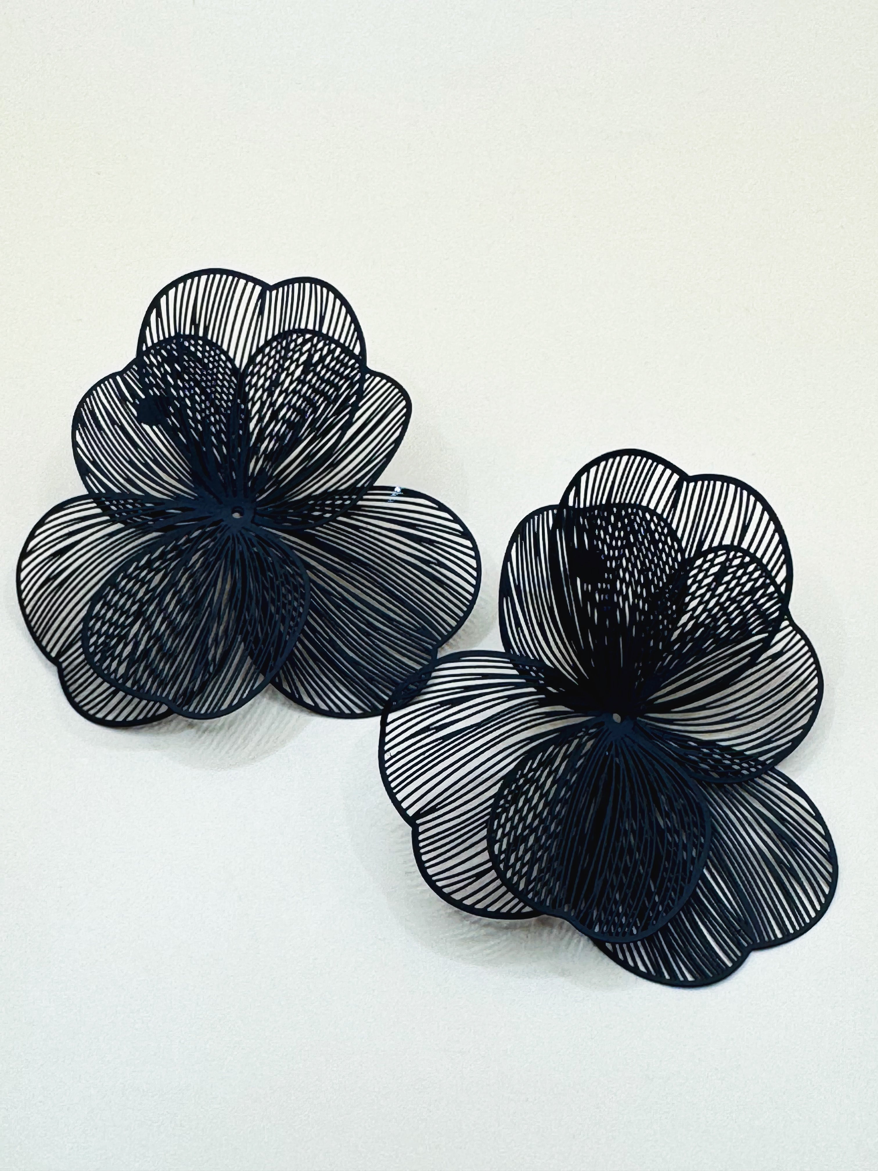 Aretes Flores Negras Tipo Papel N104
