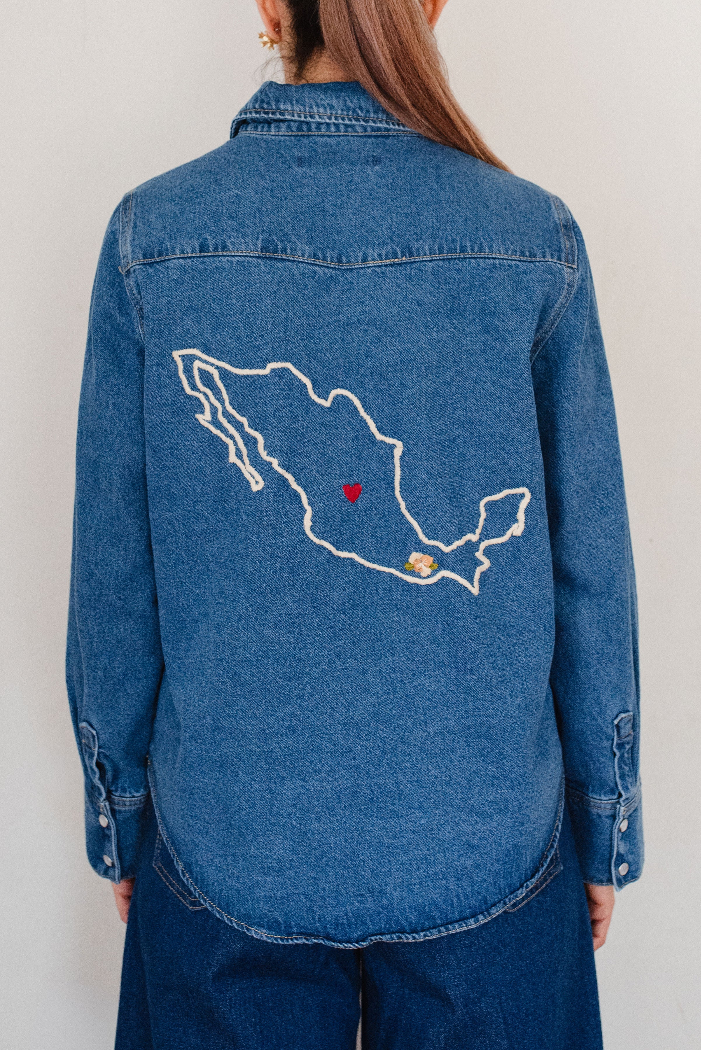 Camisa de Mezclilla Manga Larga con mapa
