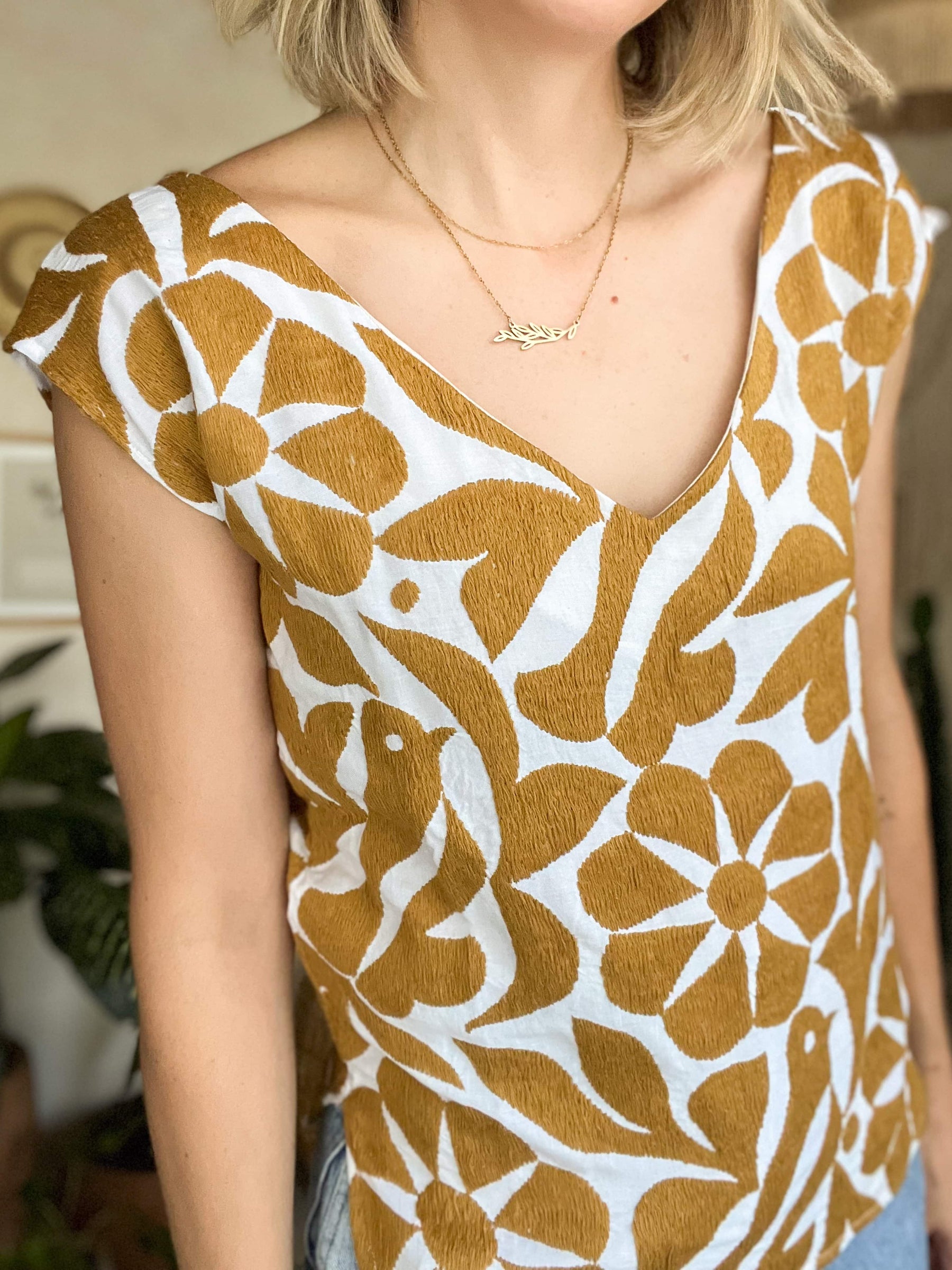 Blusa Jalapa V Blanco/Dorado Intenso