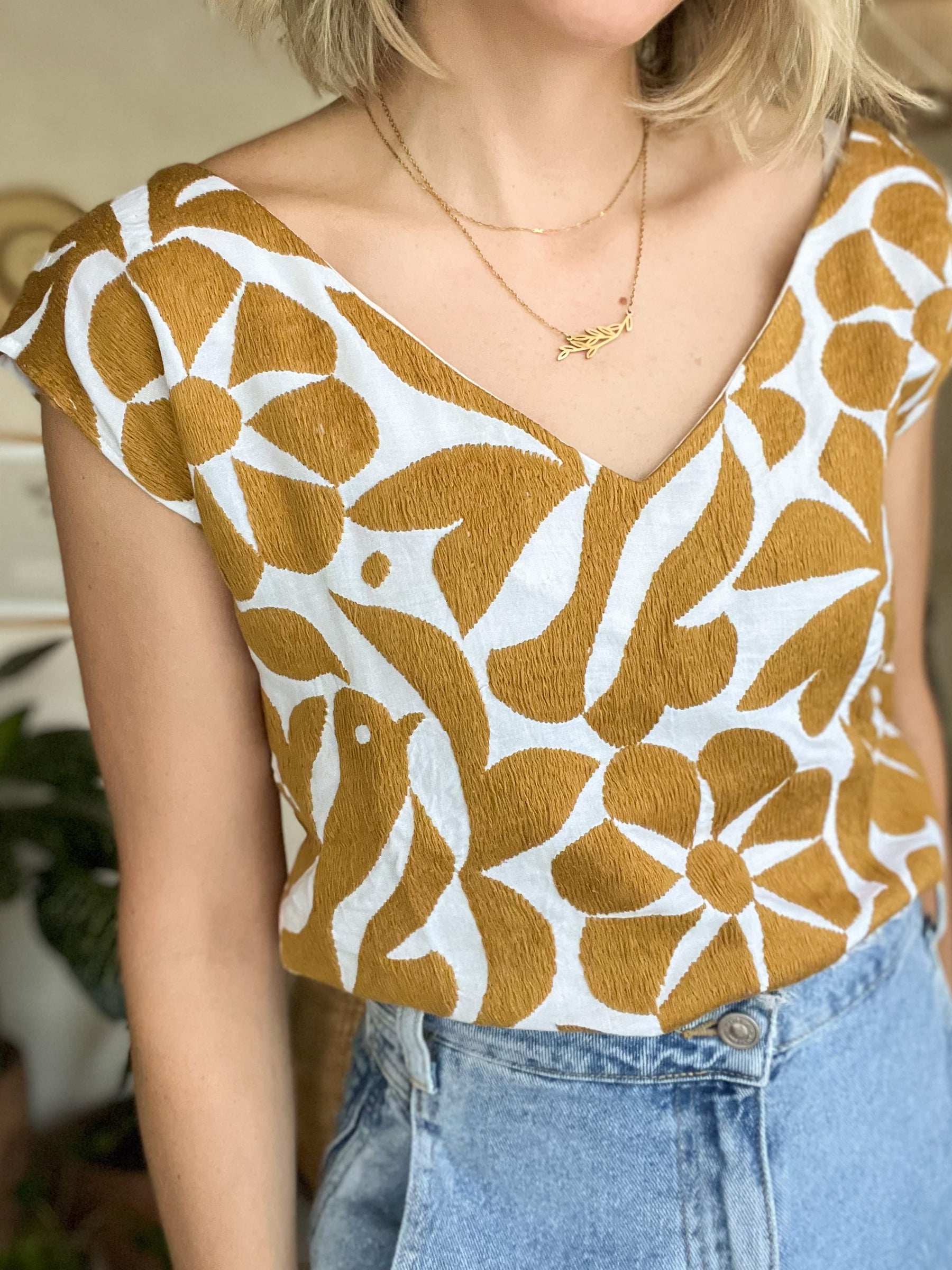 Blusa Jalapa V Blanco/Dorado Intenso