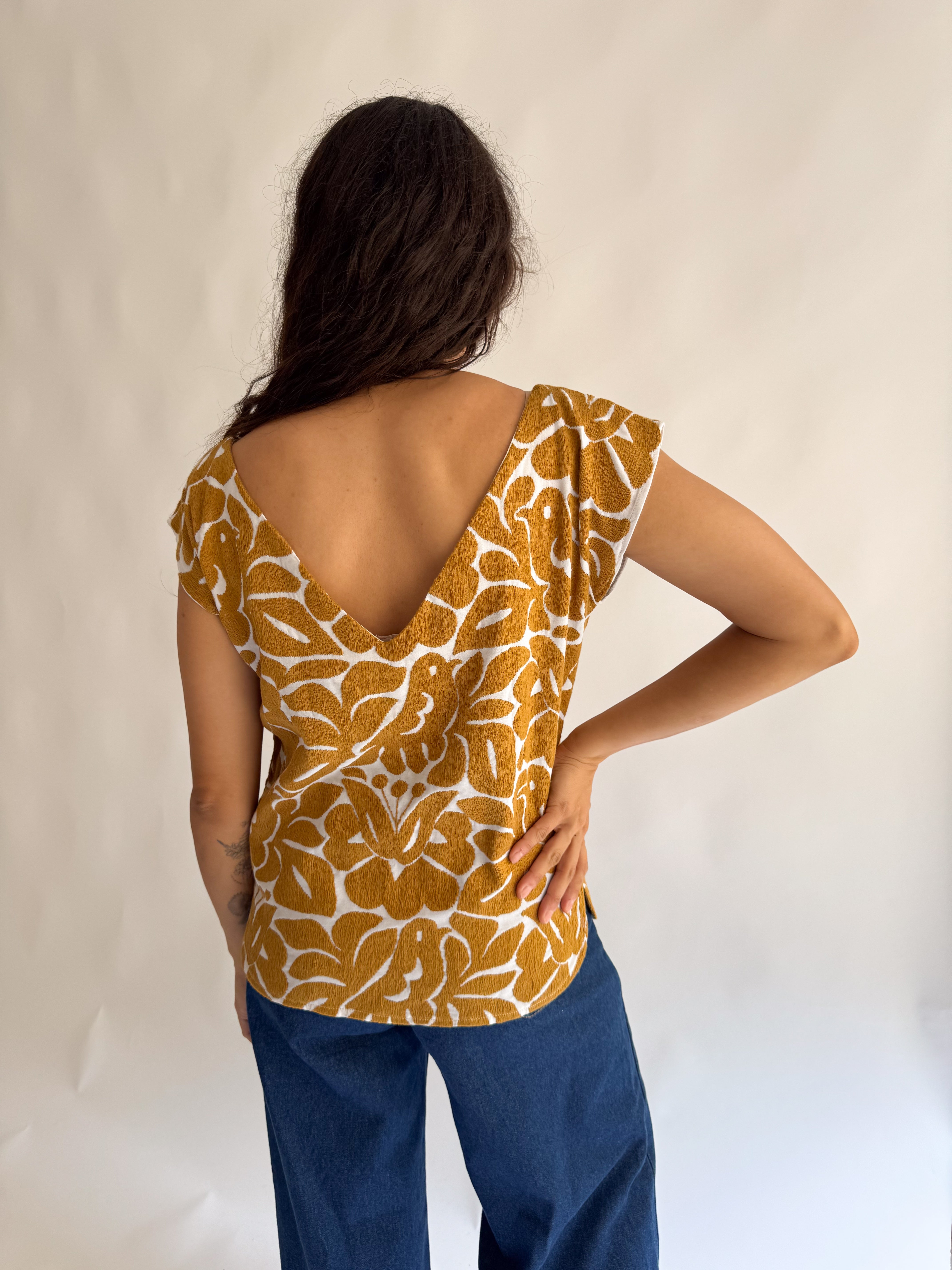 Blusa Jalapa V Blanco / Dorado Intenso