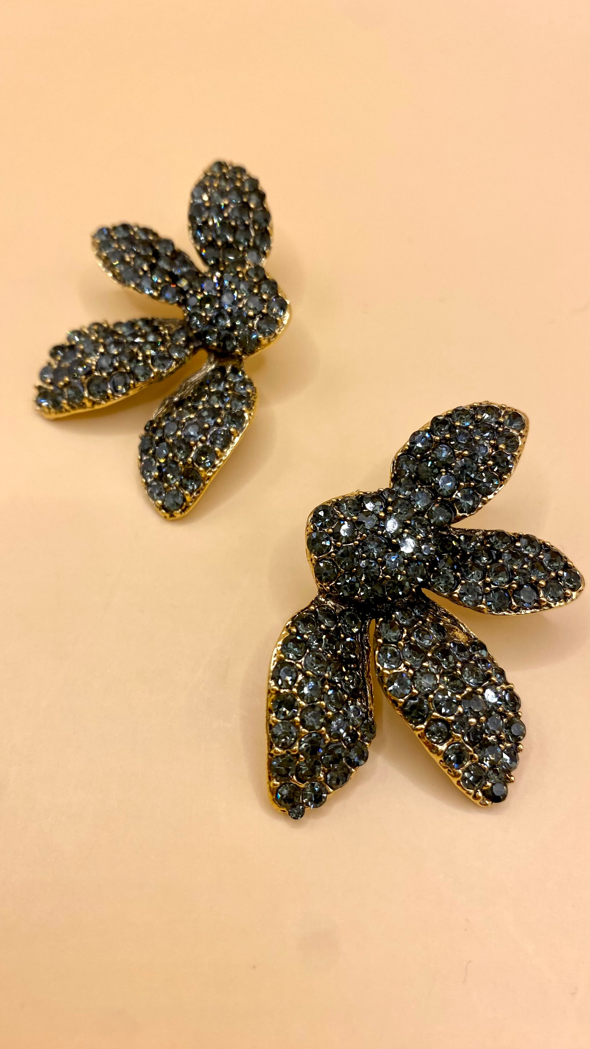 Aretes Media Flor Negra Brillosa L17