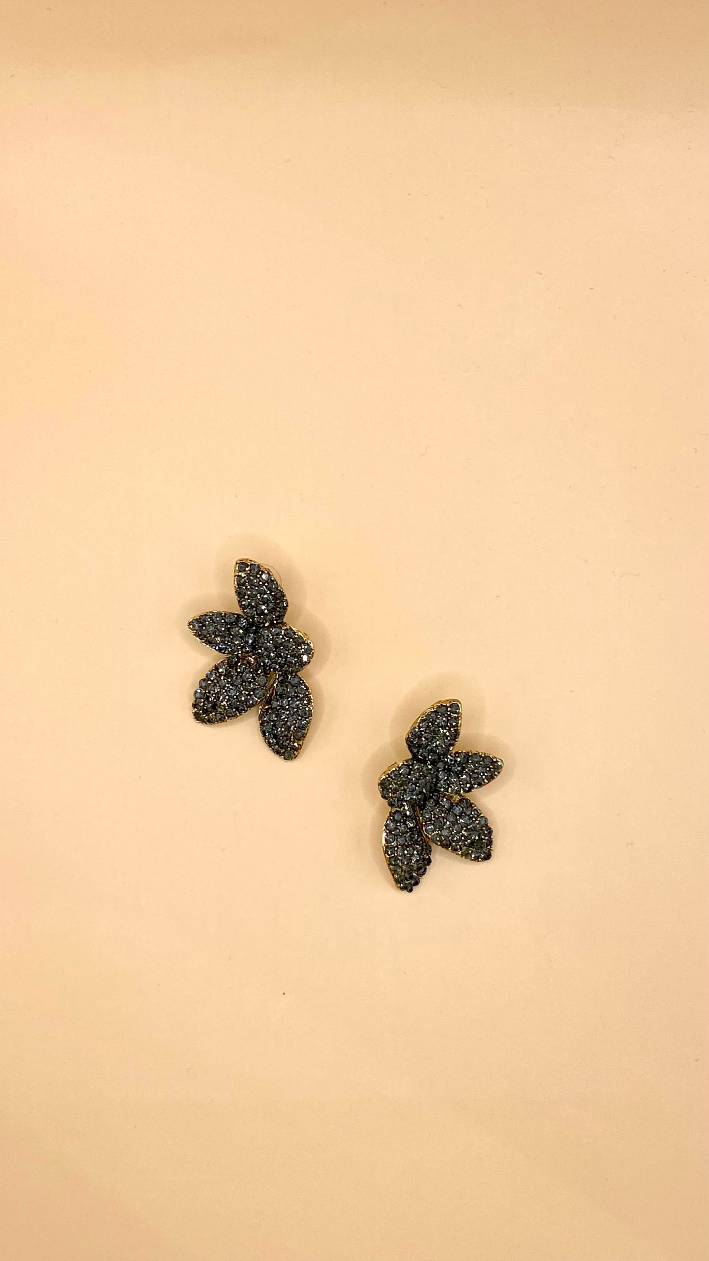 Aretes Media Flor Negra Brillosa L17