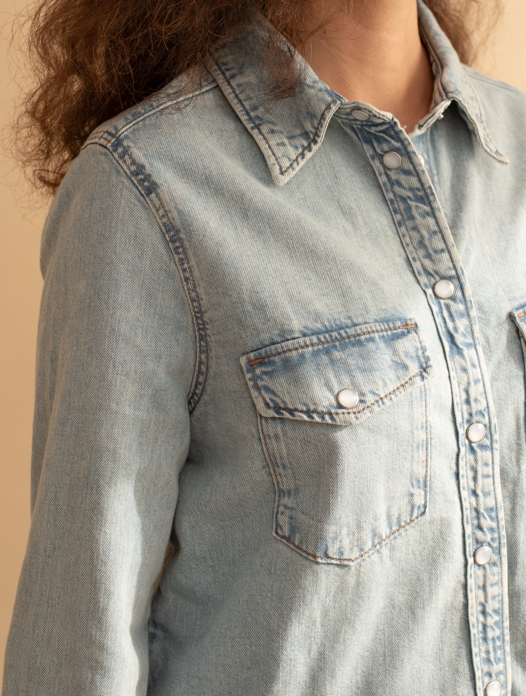 Camisa Mezclilla con mapa bordado