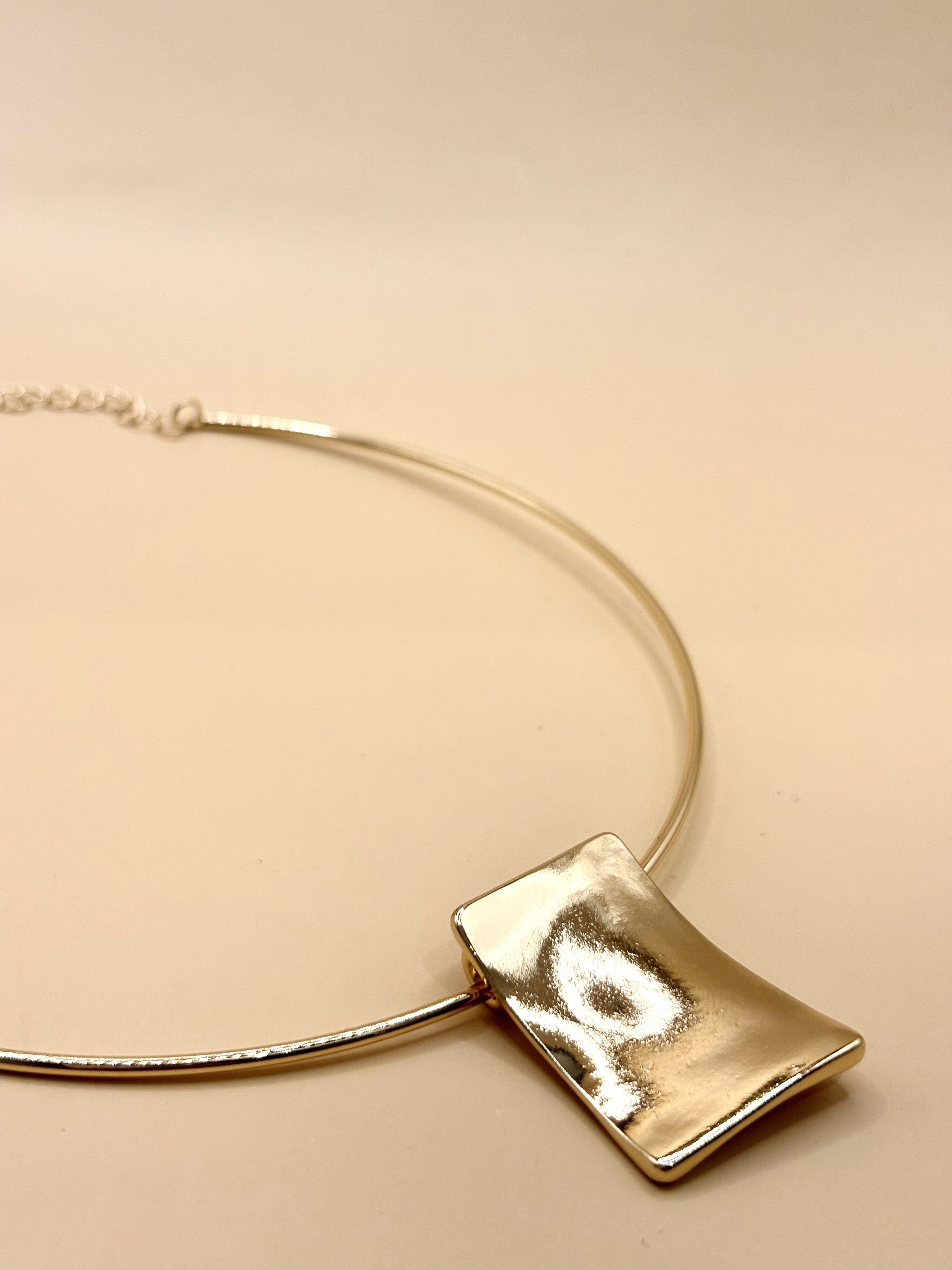 Gargantilla Dorada con Rectangulo N6