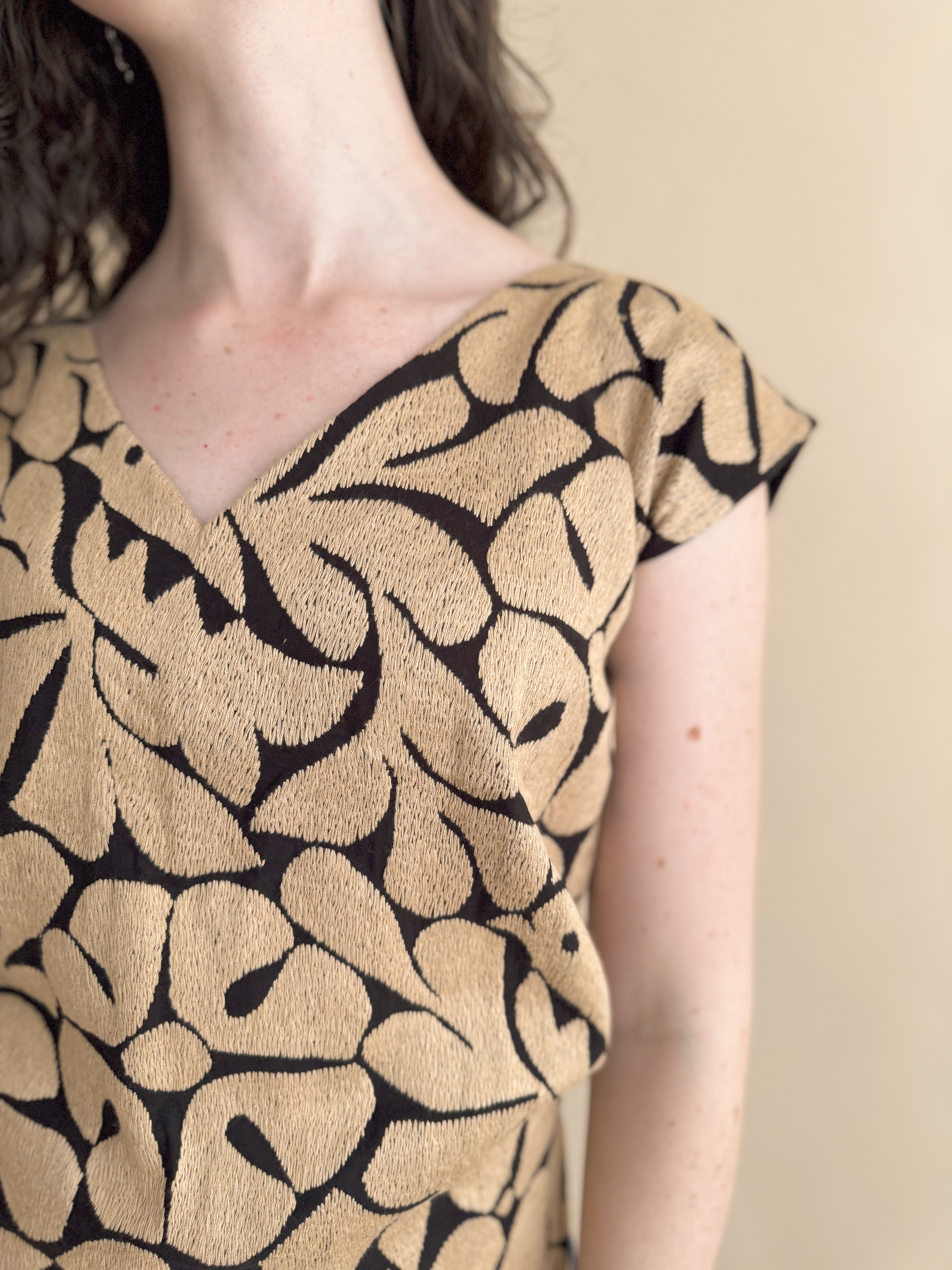 Blusa Jalapa V Negro / Dorado Claro