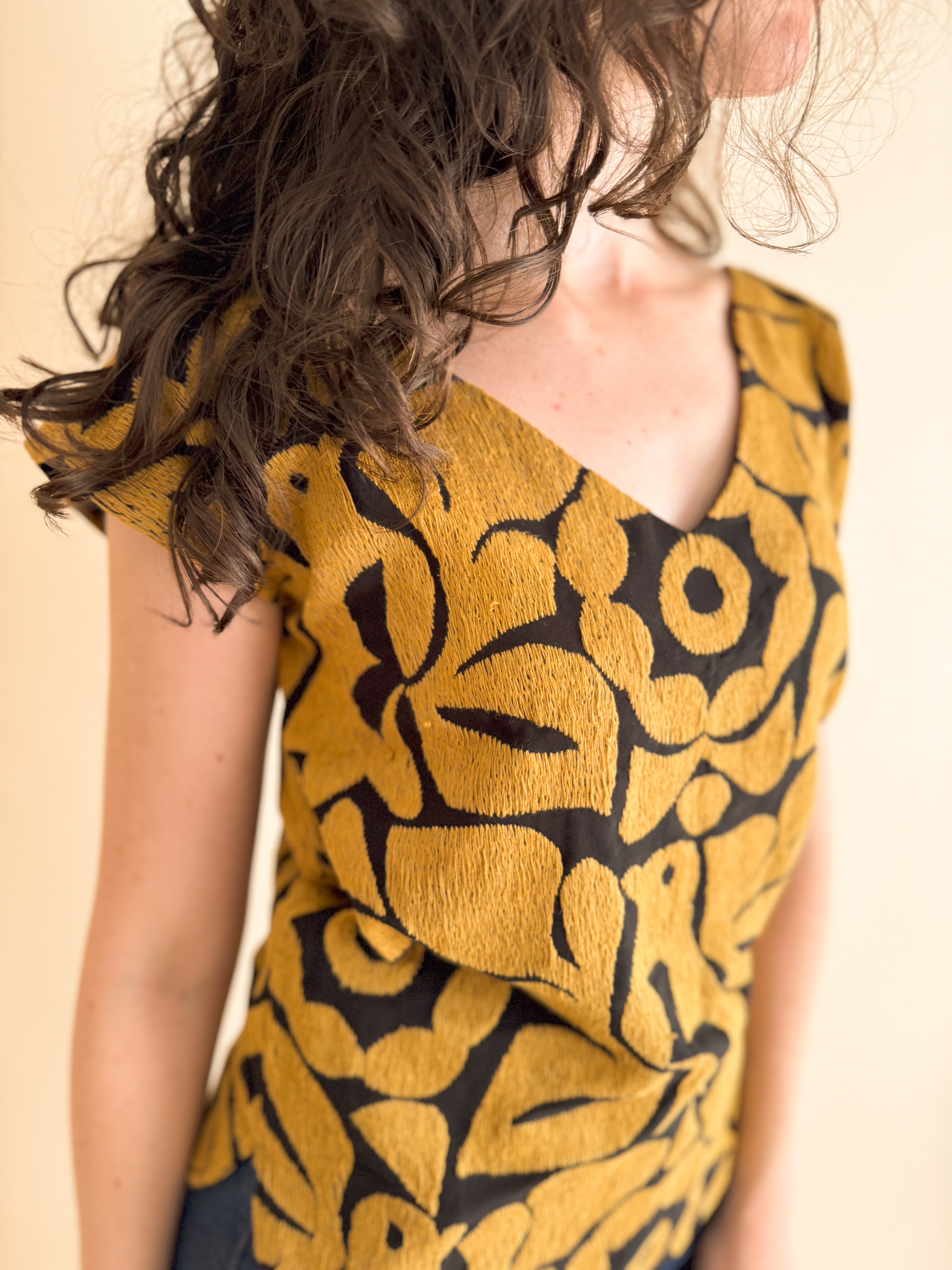 Blusa Jalapa V Negro / Dorado Oscuro