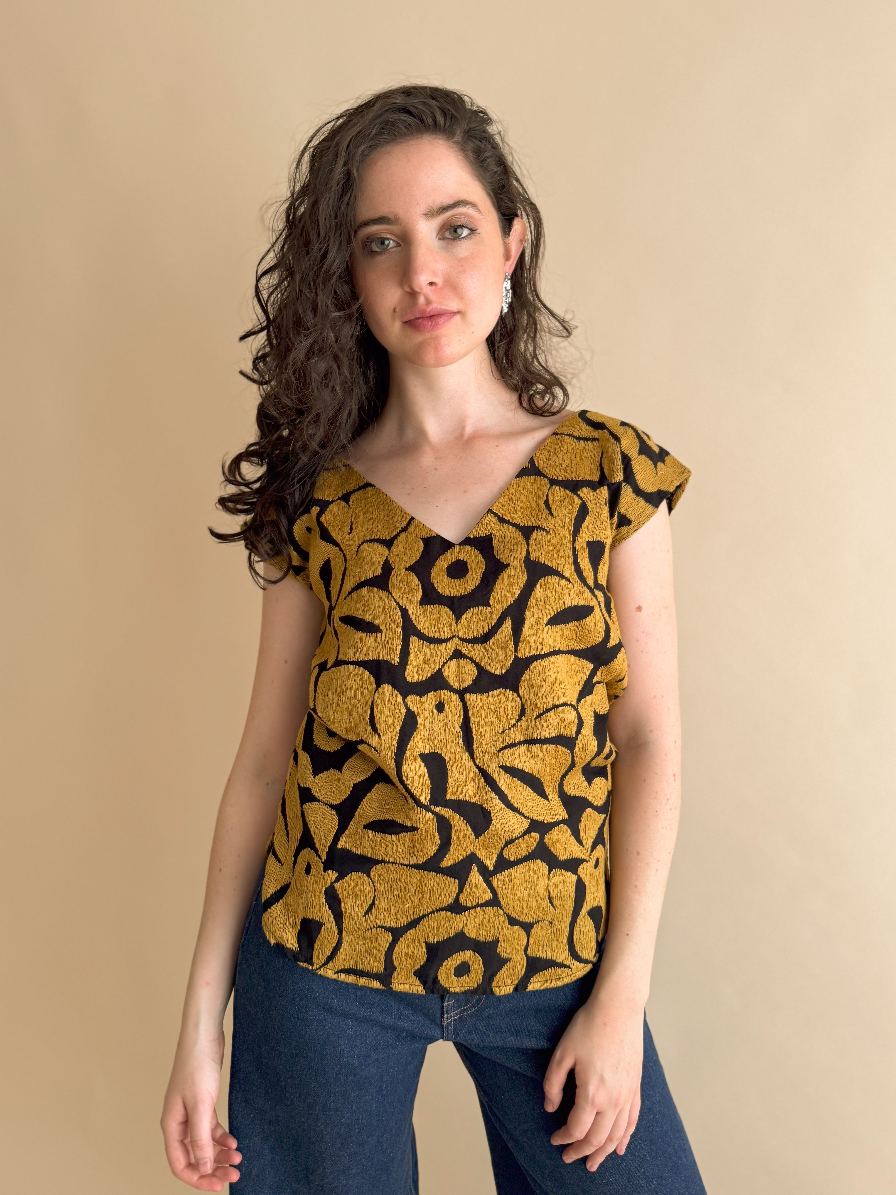 Blusa Jalapa V Negro / Dorado Oscuro