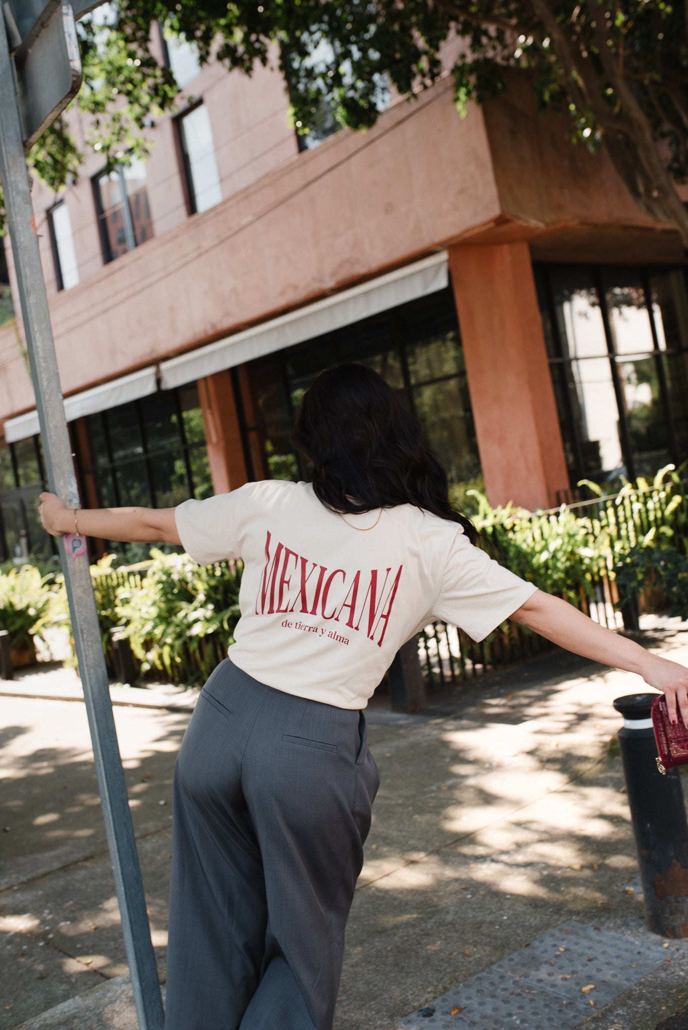 Playera Mexicana De Tierra Y Alma Beige Con Rojo