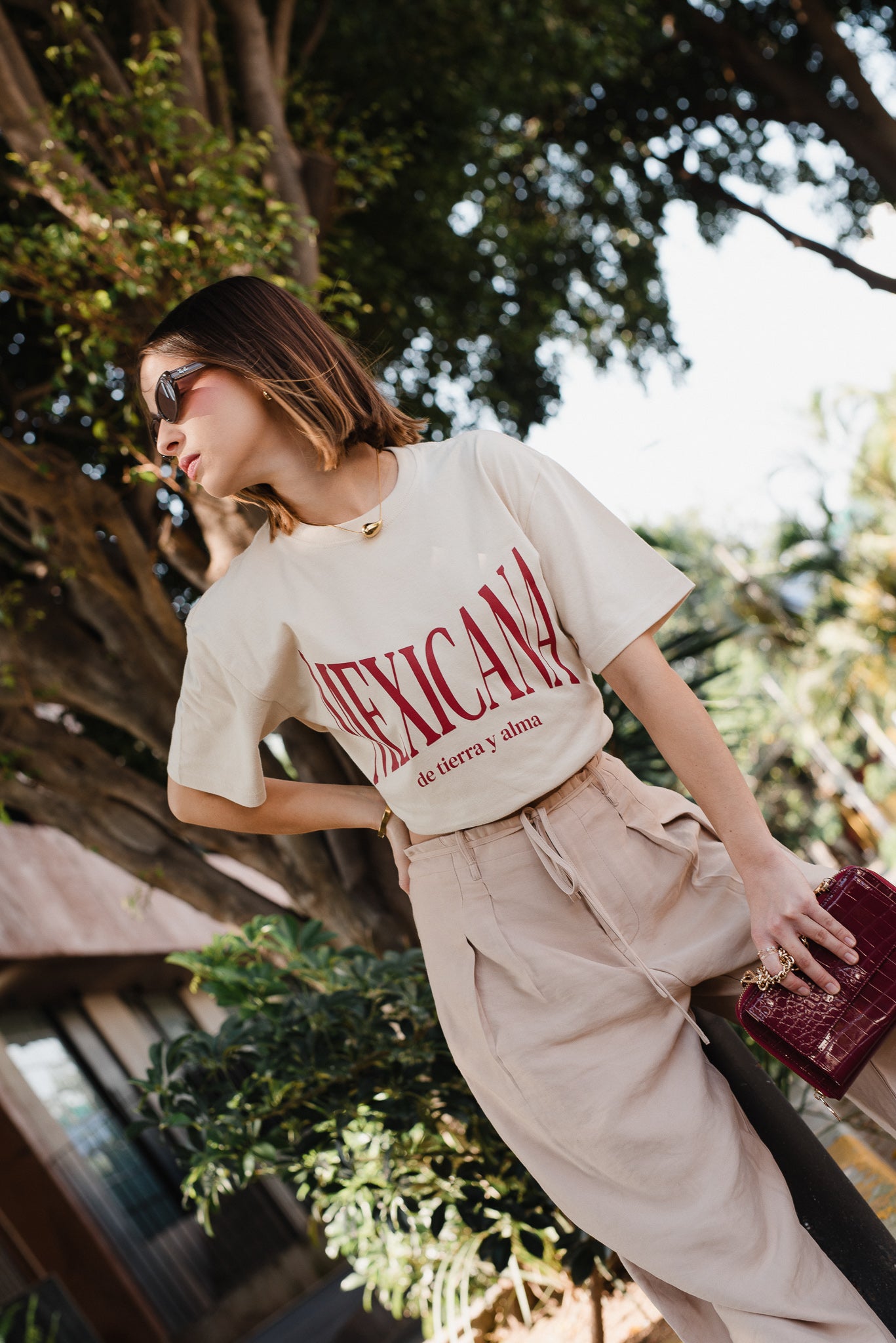 Playera Mexicana De Tierra Y Alma Beige Con Rojo