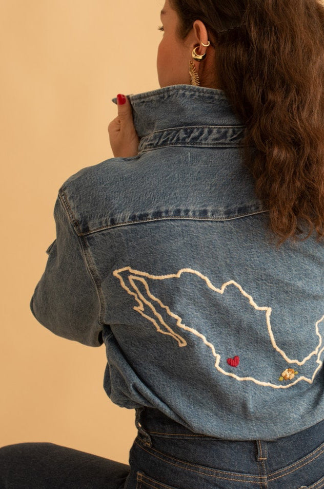 Camisa Mezclilla con mapa bordado