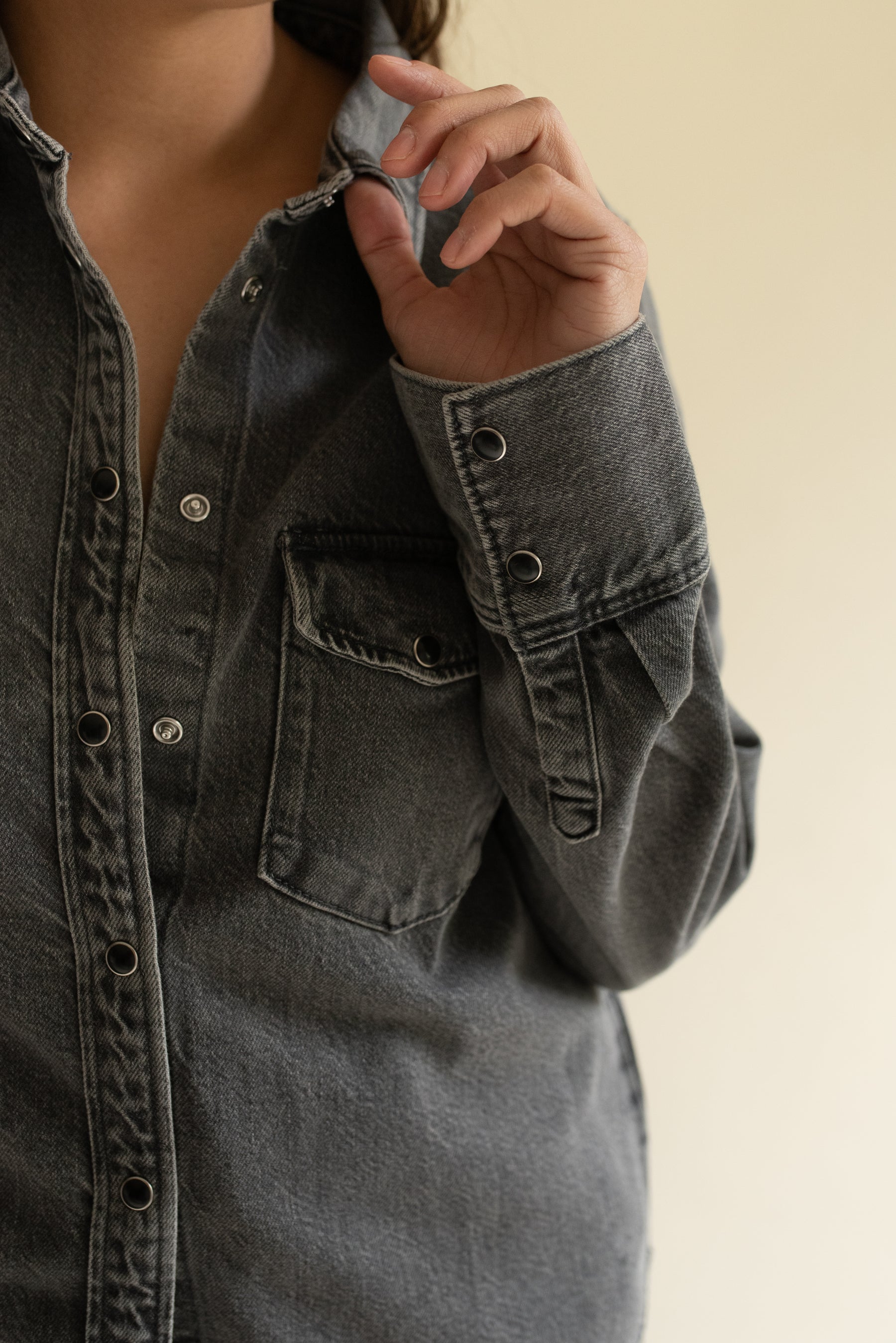 Camisa Mezclilla con mapa bordado