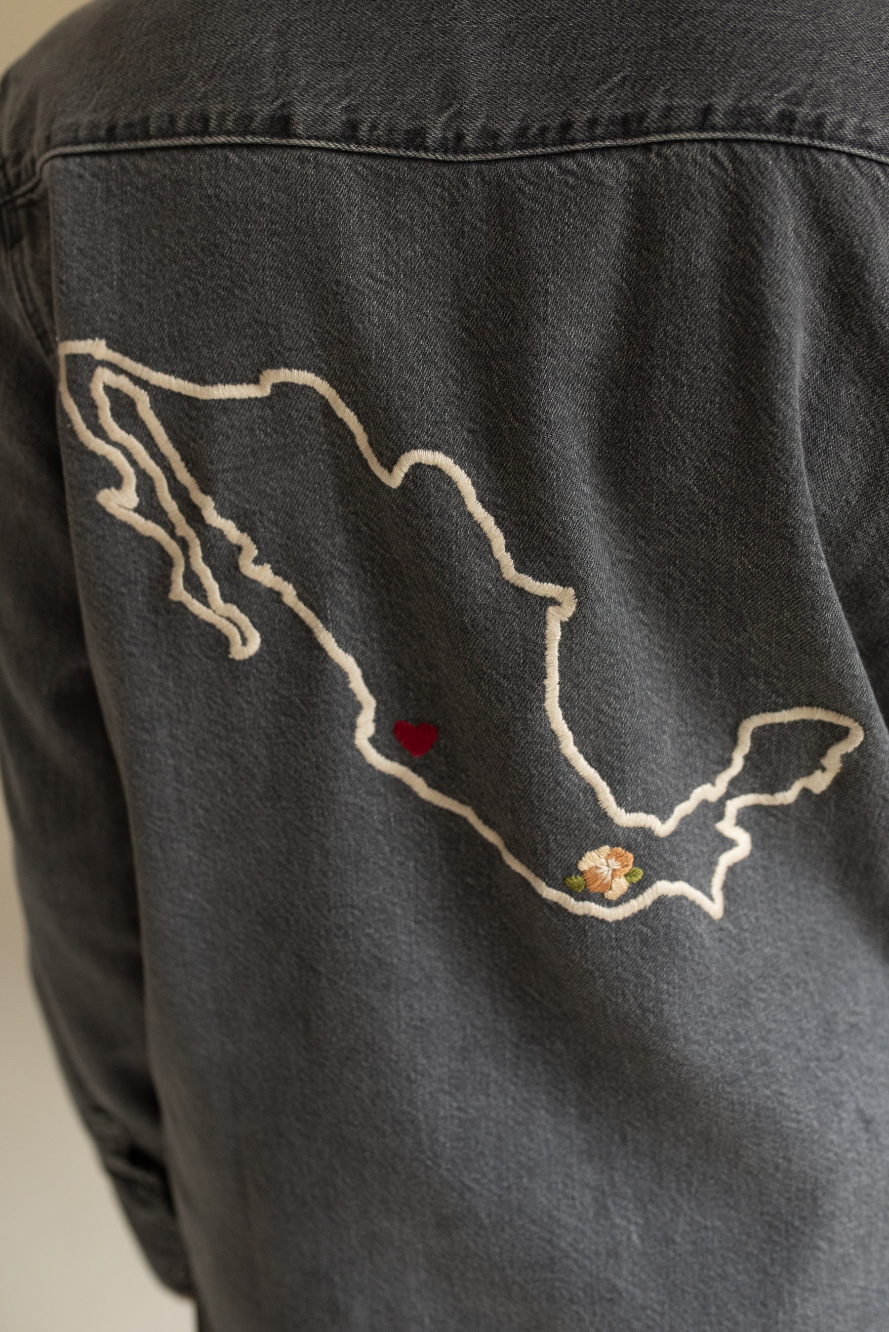 Camisa Mezclilla con mapa bordado