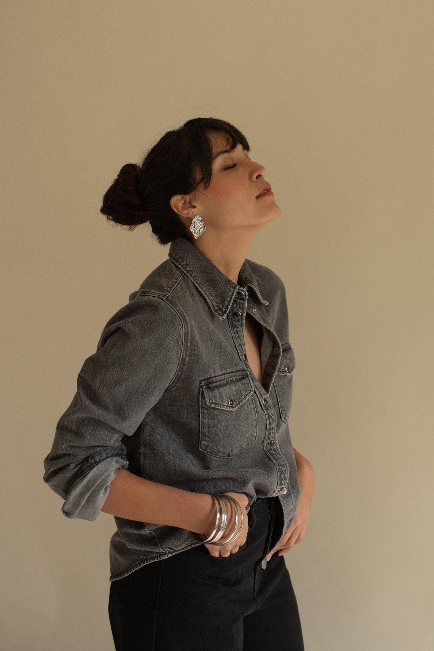 Camisa Mezclilla con mapa bordado