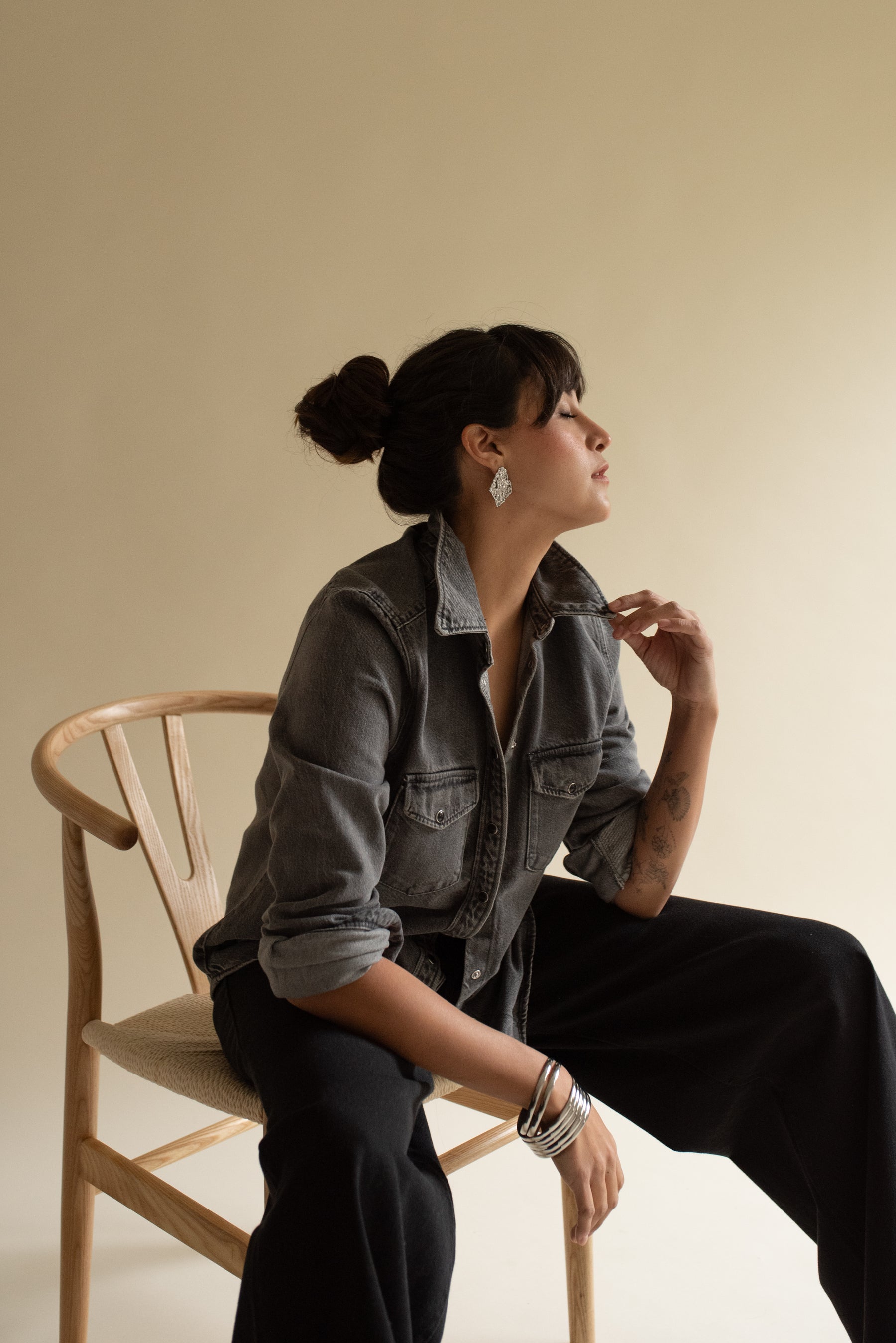 Camisa Mezclilla con mapa bordado