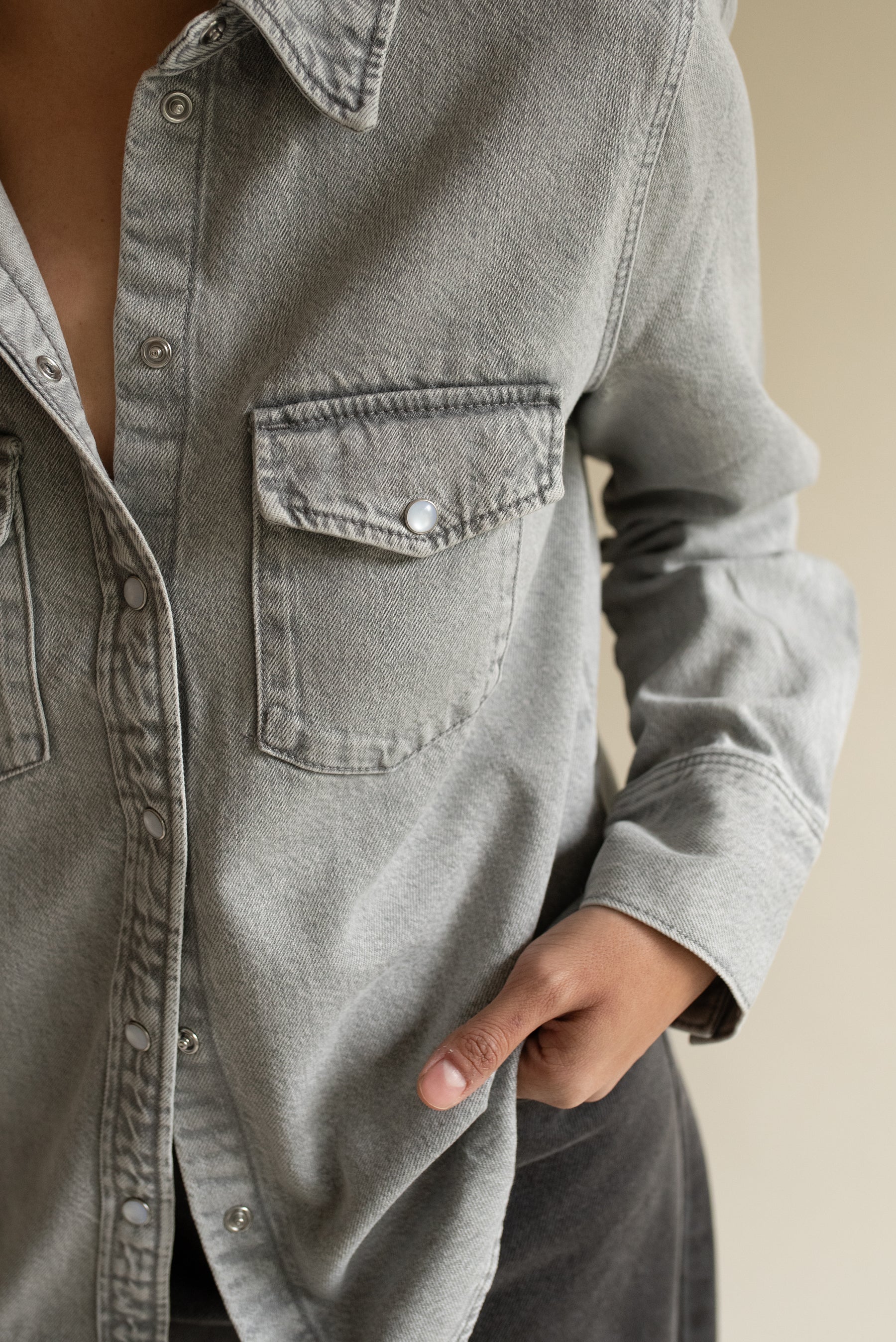 Camisa Mezclilla con mapa bordado