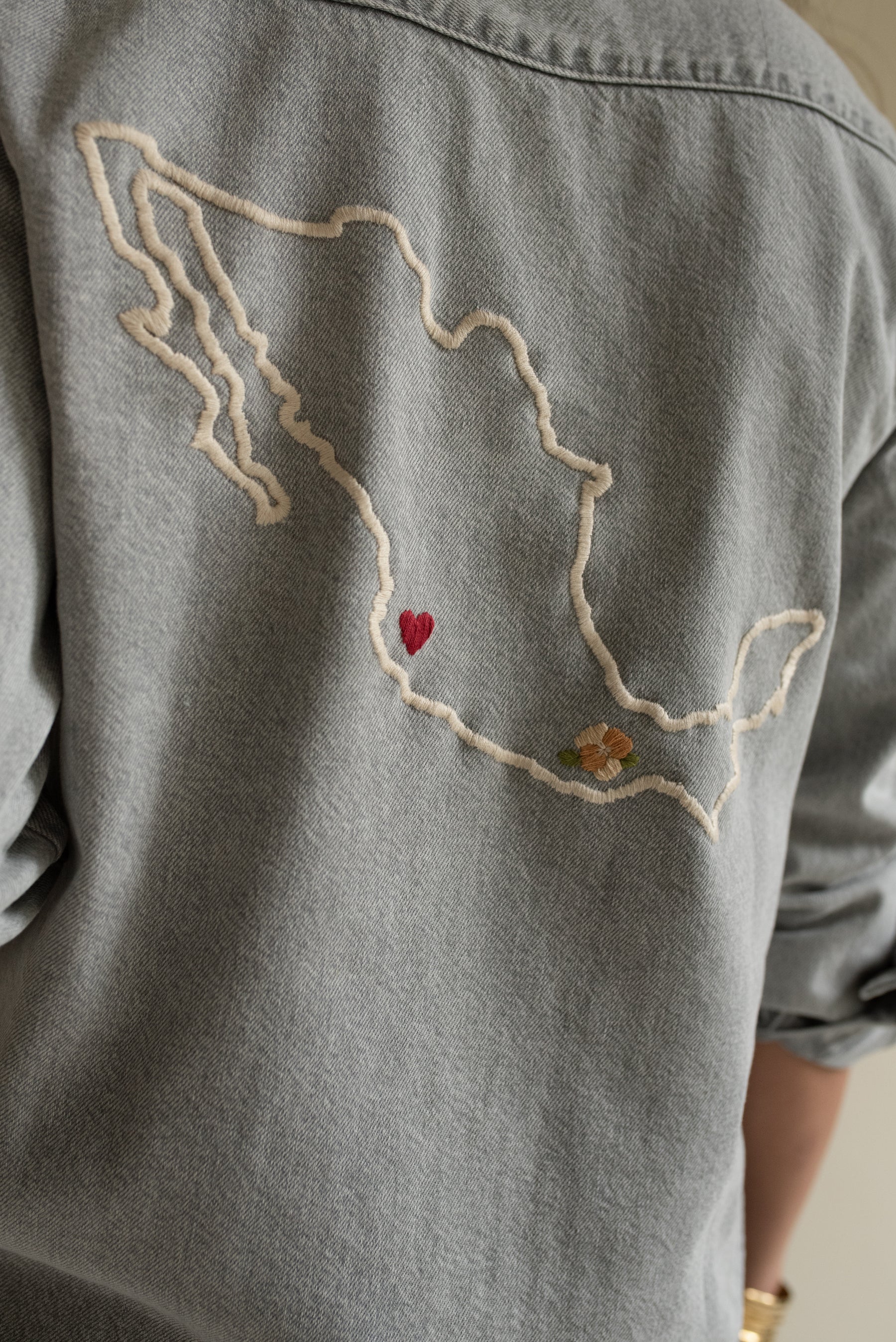Camisa Mezclilla con mapa bordado