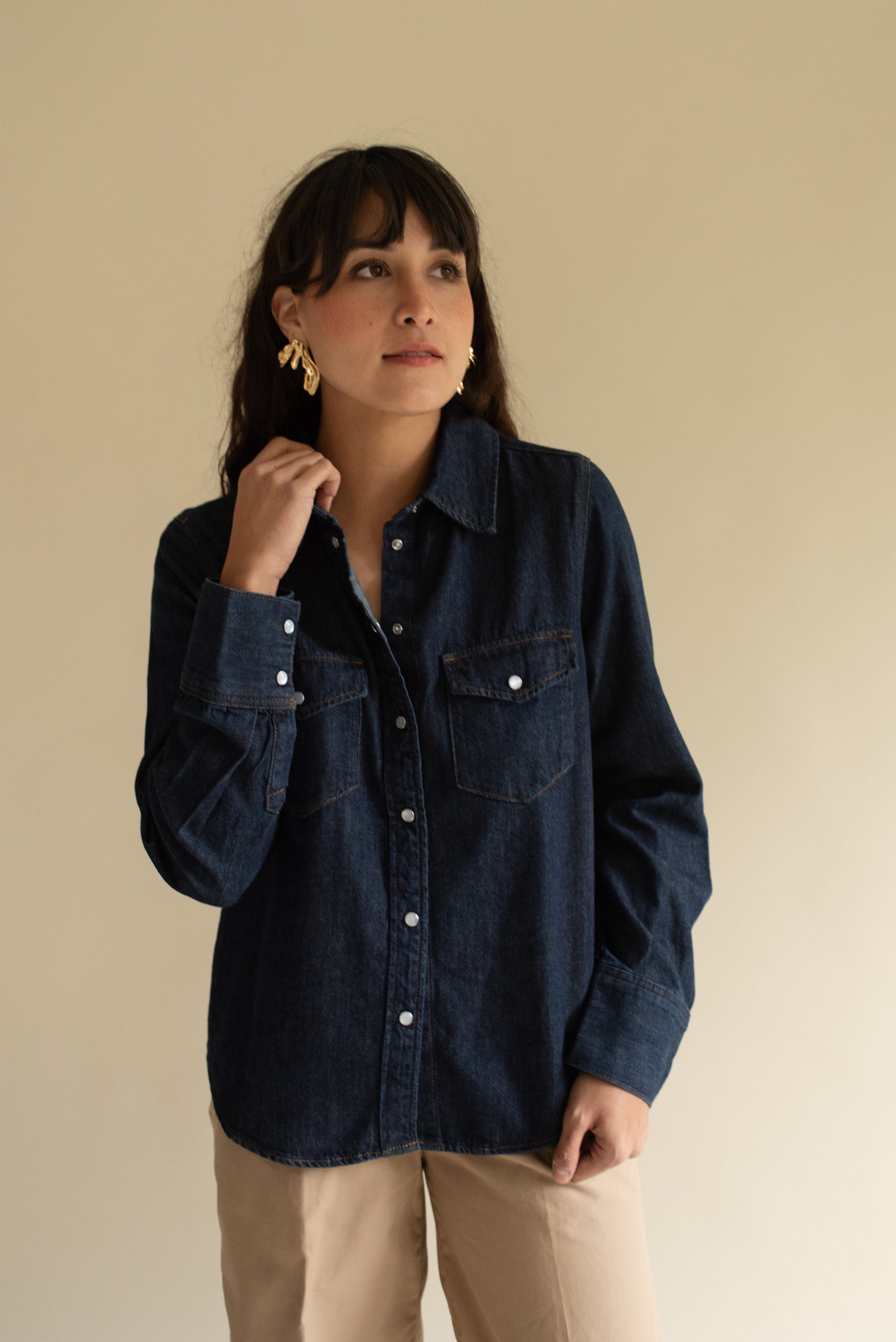 Camisa Mezclilla con mapa bordado