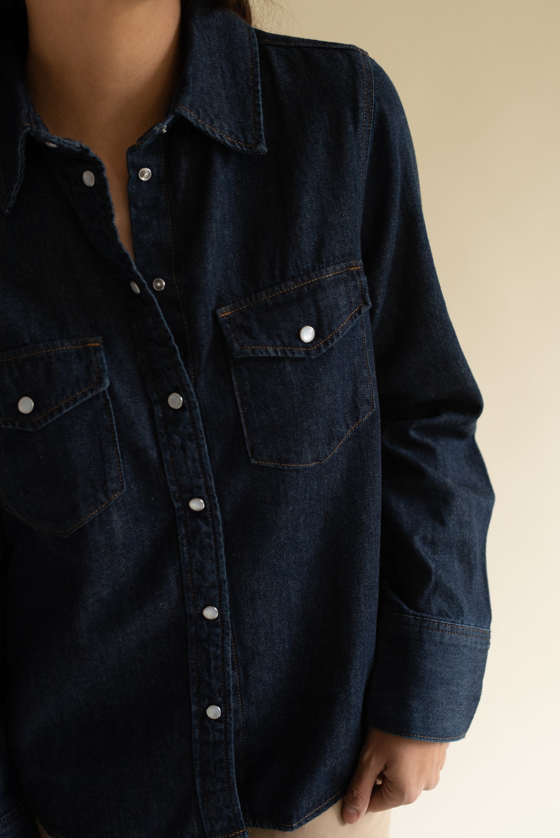 Camisa Mezclilla con mapa bordado