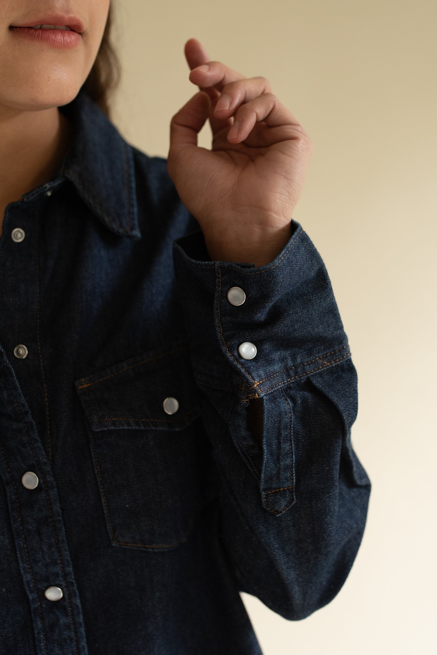 Camisa Mezclilla con mapa bordado