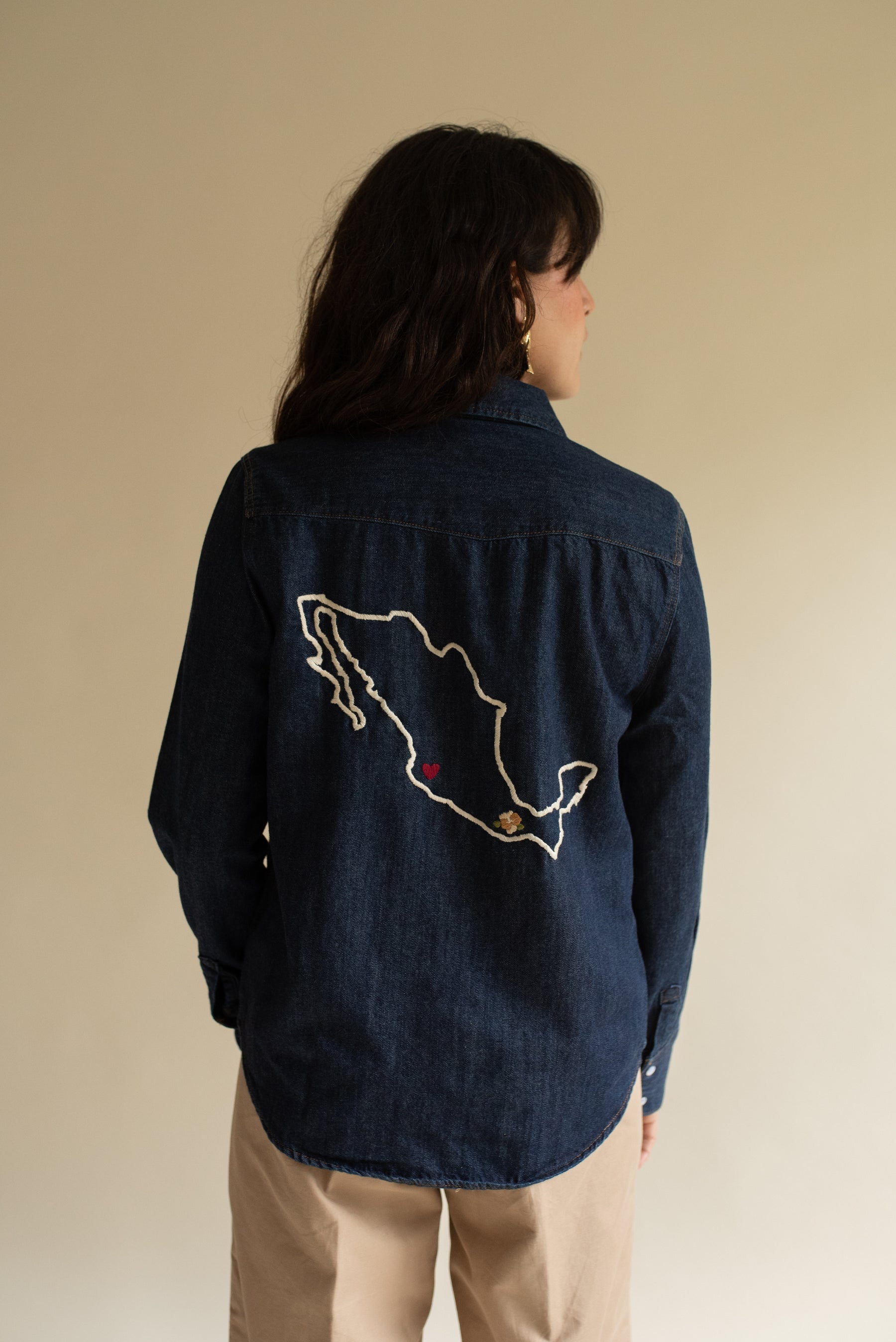 Camisa Mezclilla con mapa bordado