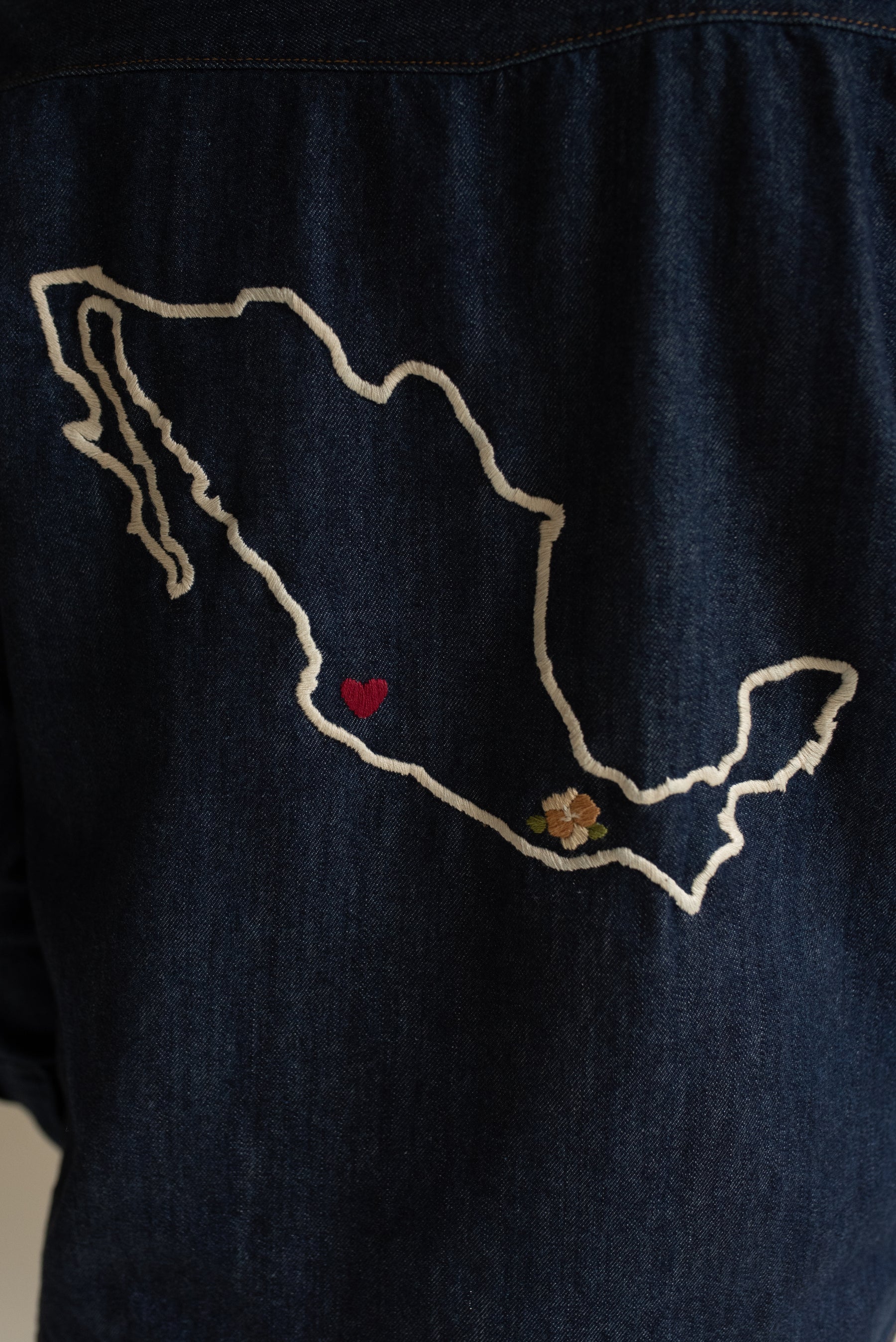 Camisa Mezclilla con mapa bordado