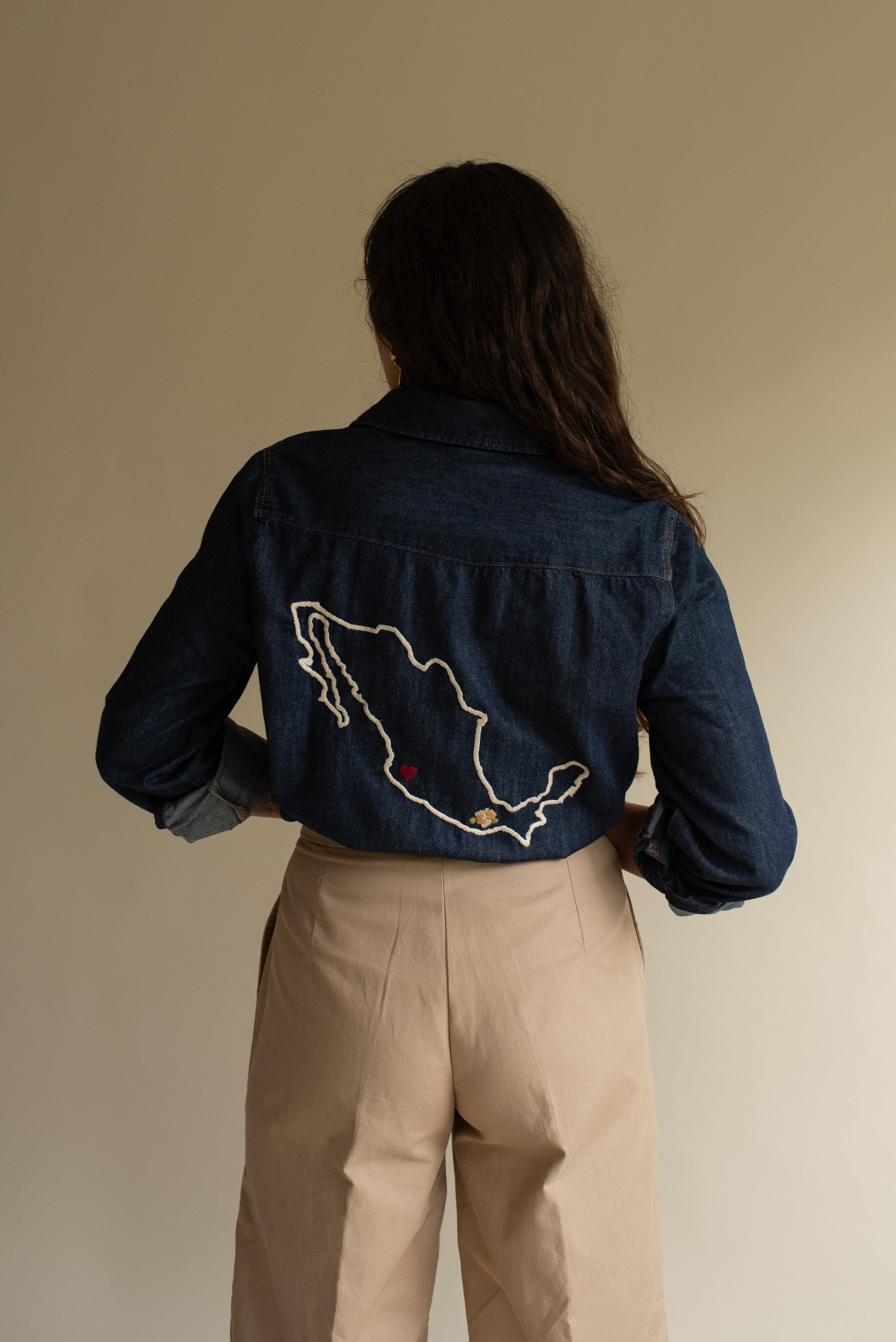 Camisa Mezclilla con mapa bordado