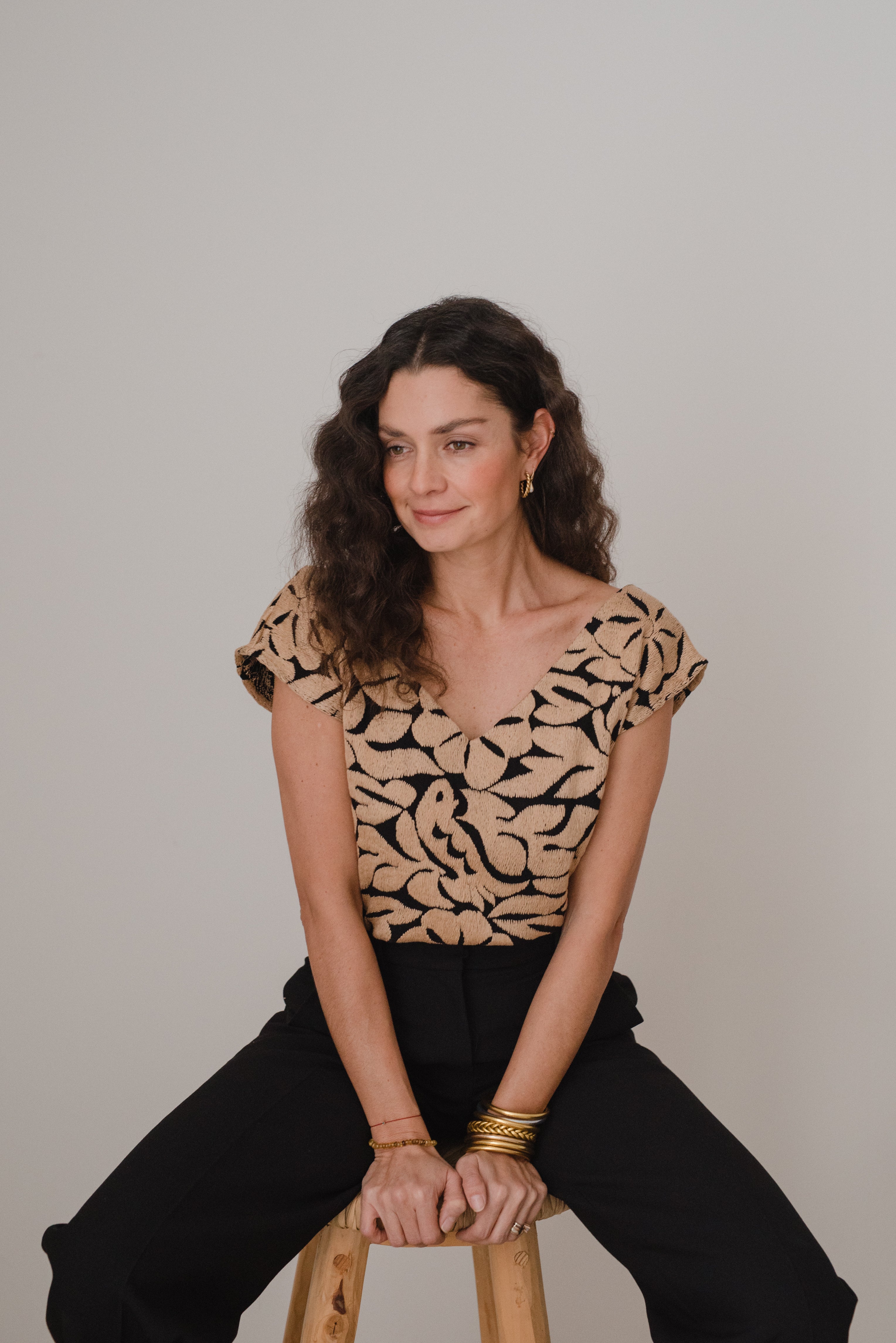 Blusa Jalapa V Negro / Dorado Claro