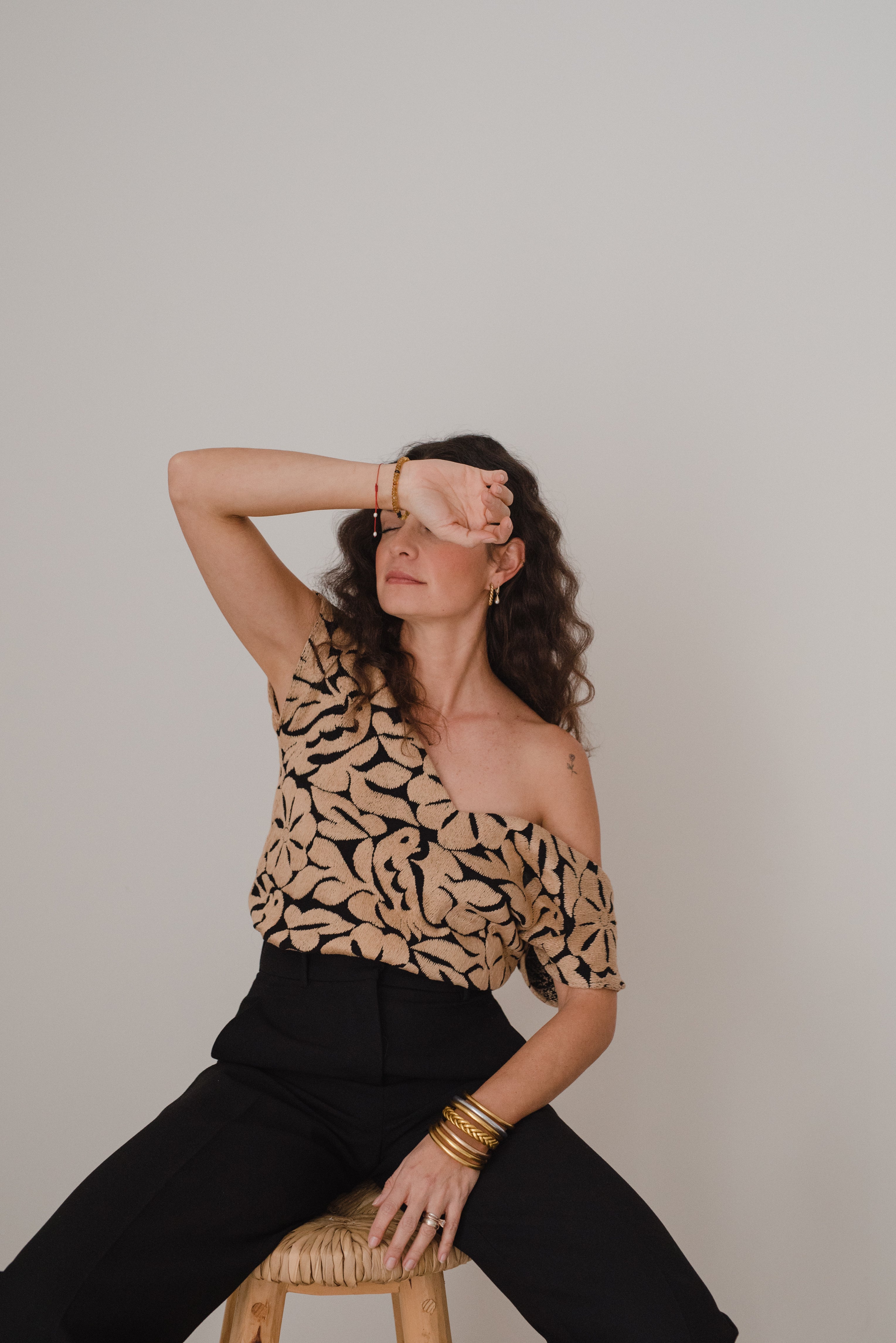 Blusa Jalapa V Negro / Dorado Claro