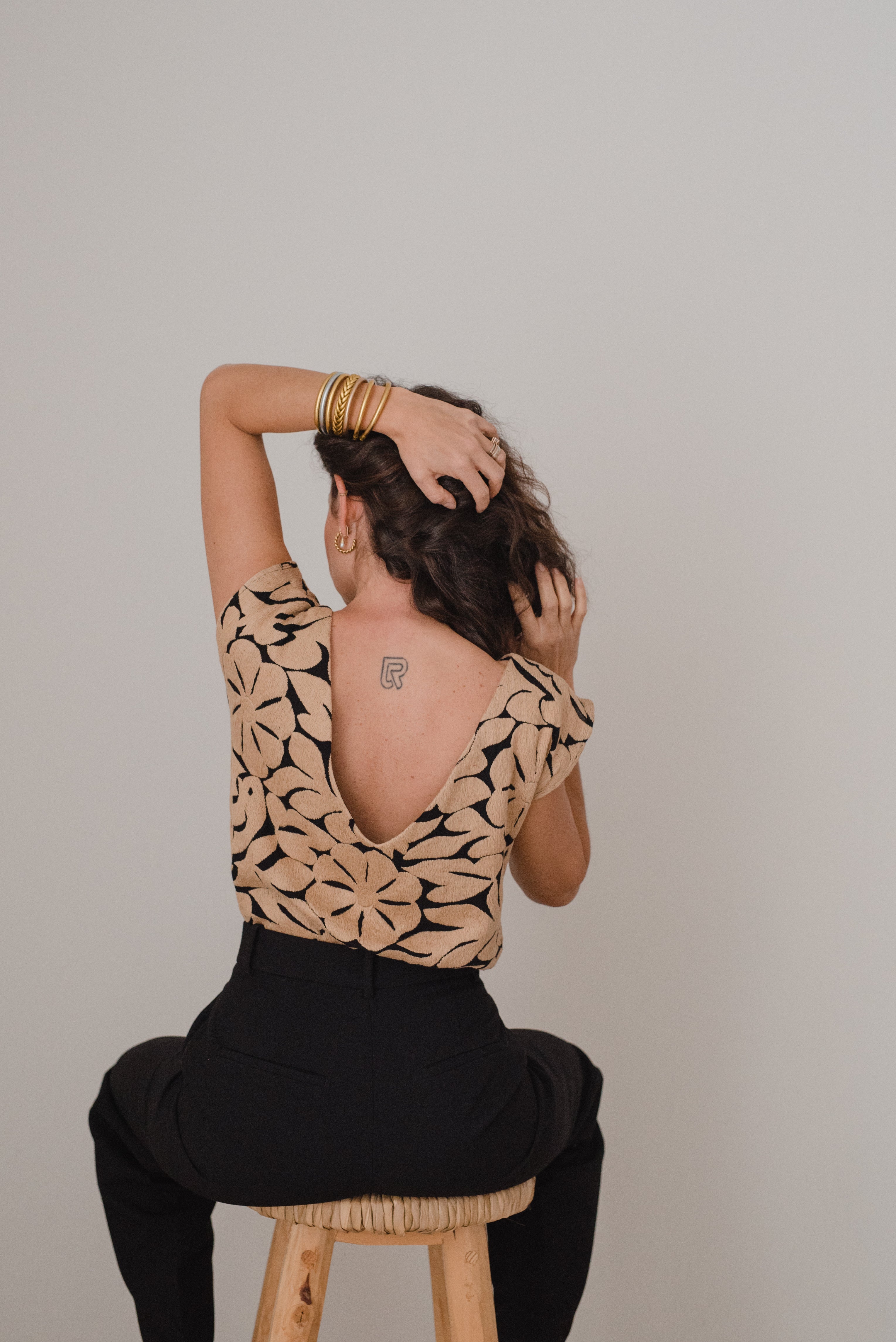 Blusa Jalapa V Negro / Dorado Claro