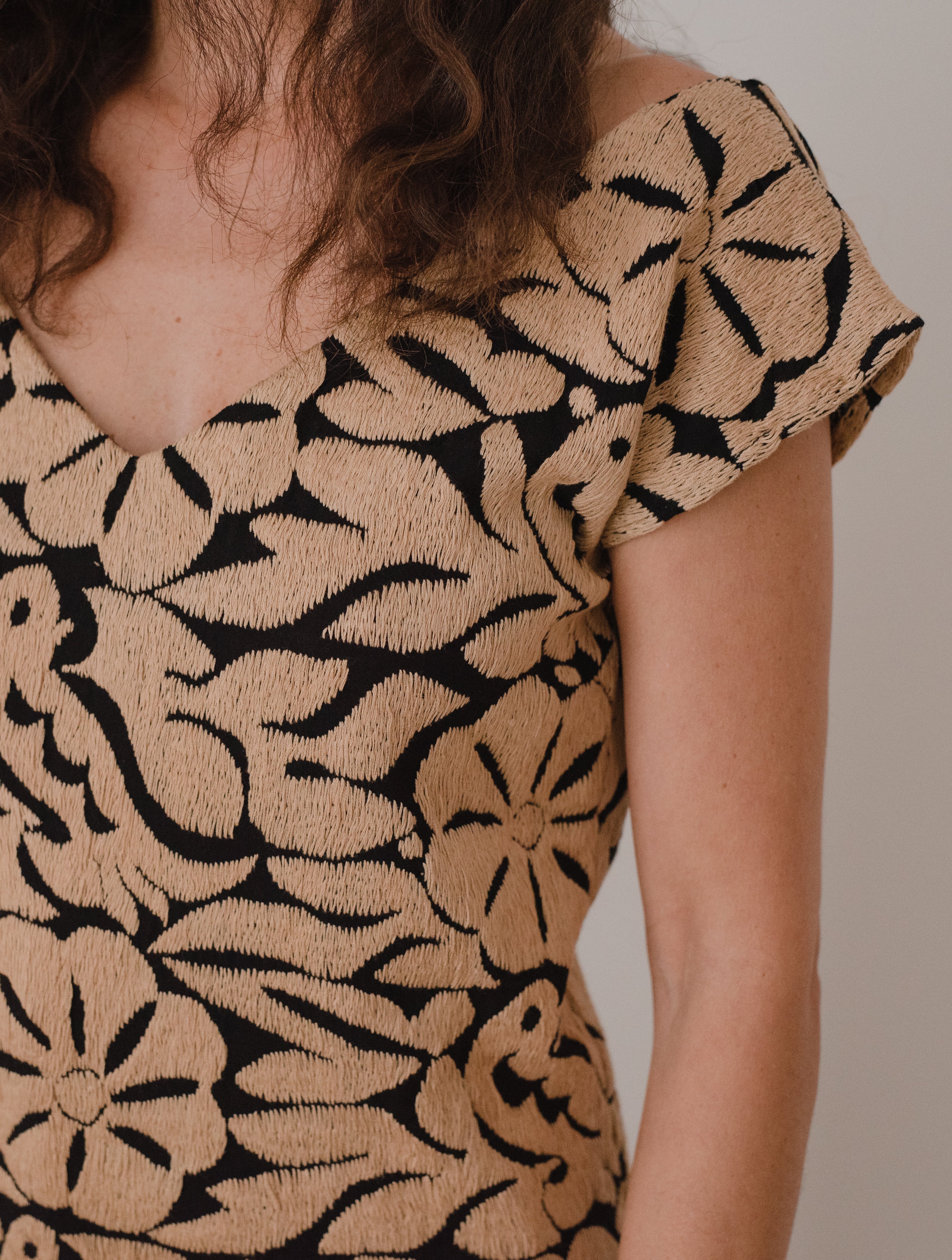 Blusa Jalapa V Negro / Dorado Claro