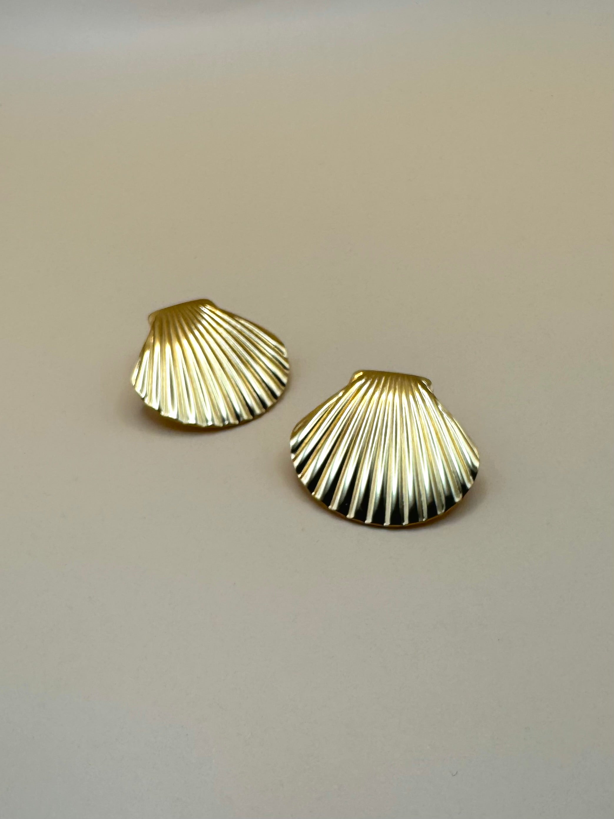Aretes Conchas Doradas M4