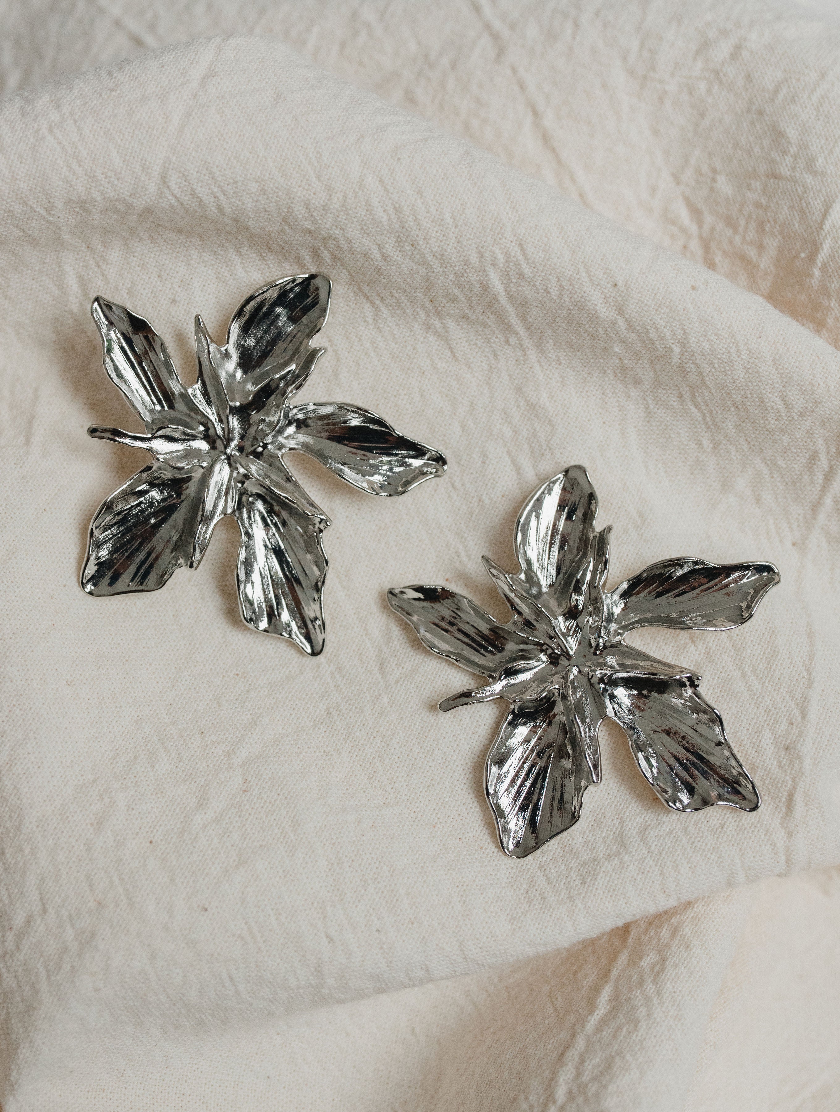 Aretes Estrella Floral Plateada J65