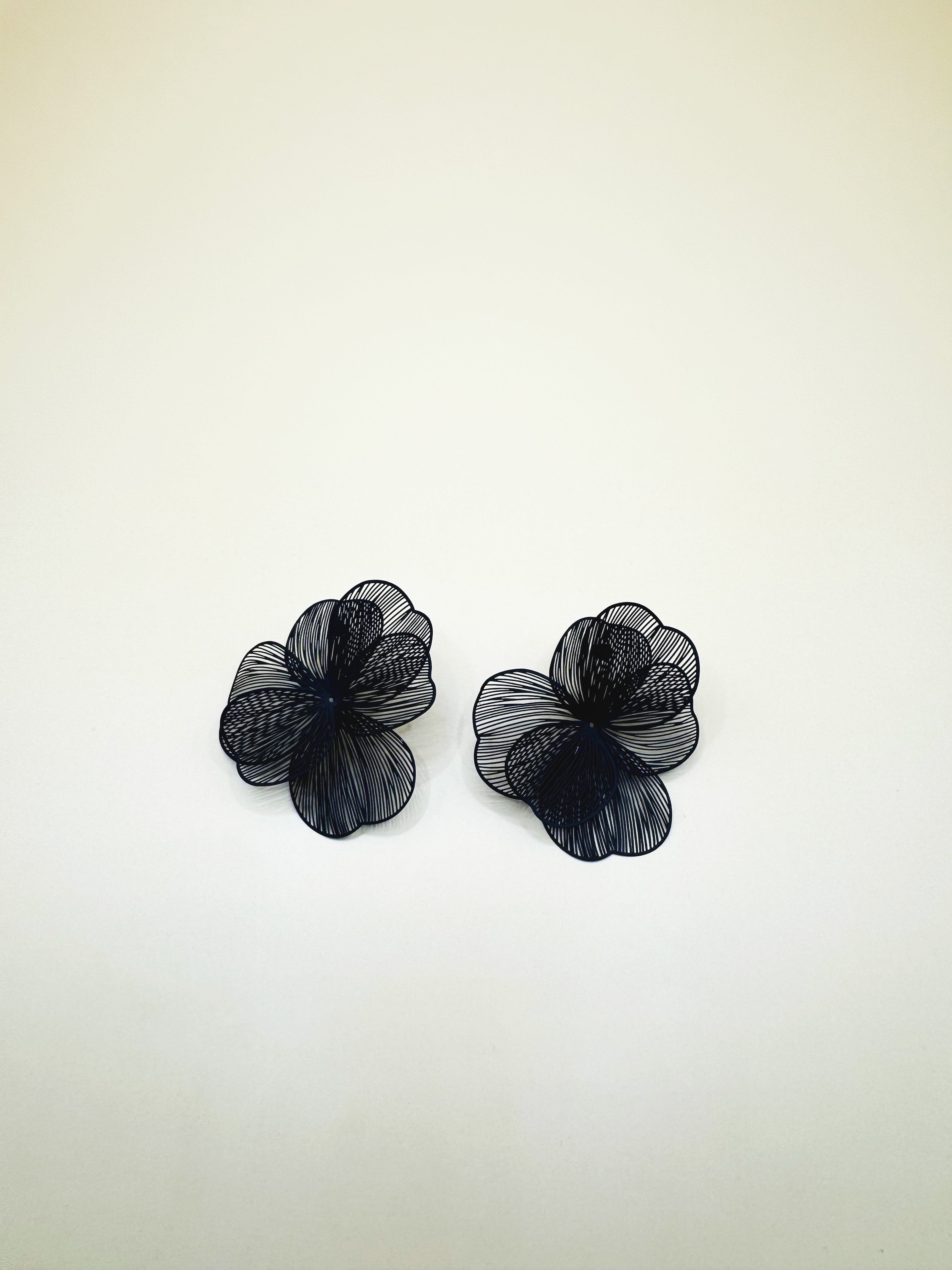 Aretes Flores Negras Tipo Papel N104