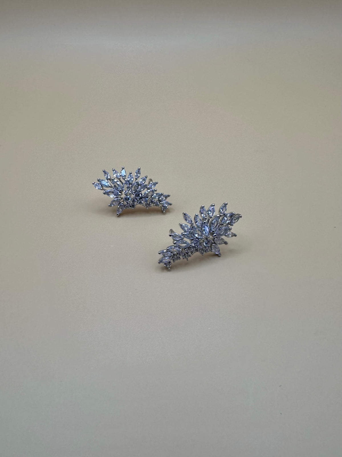 Aretes Plateados con Brillos M10